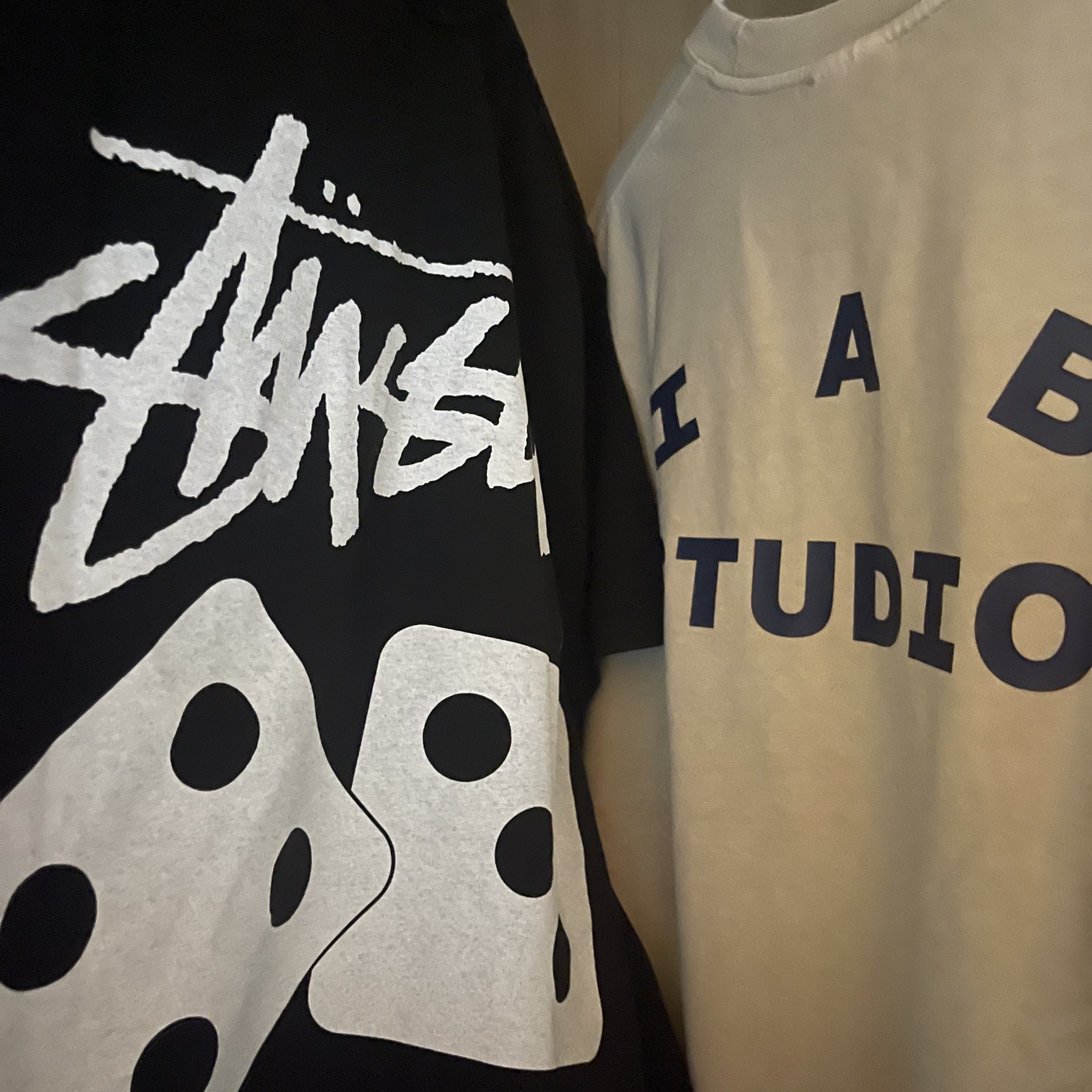 Stussy Dice Pigment Dyed T-Shirt Black 2021, IAB Studio Pigment T-Shirt Oatmeal 착용 스타일