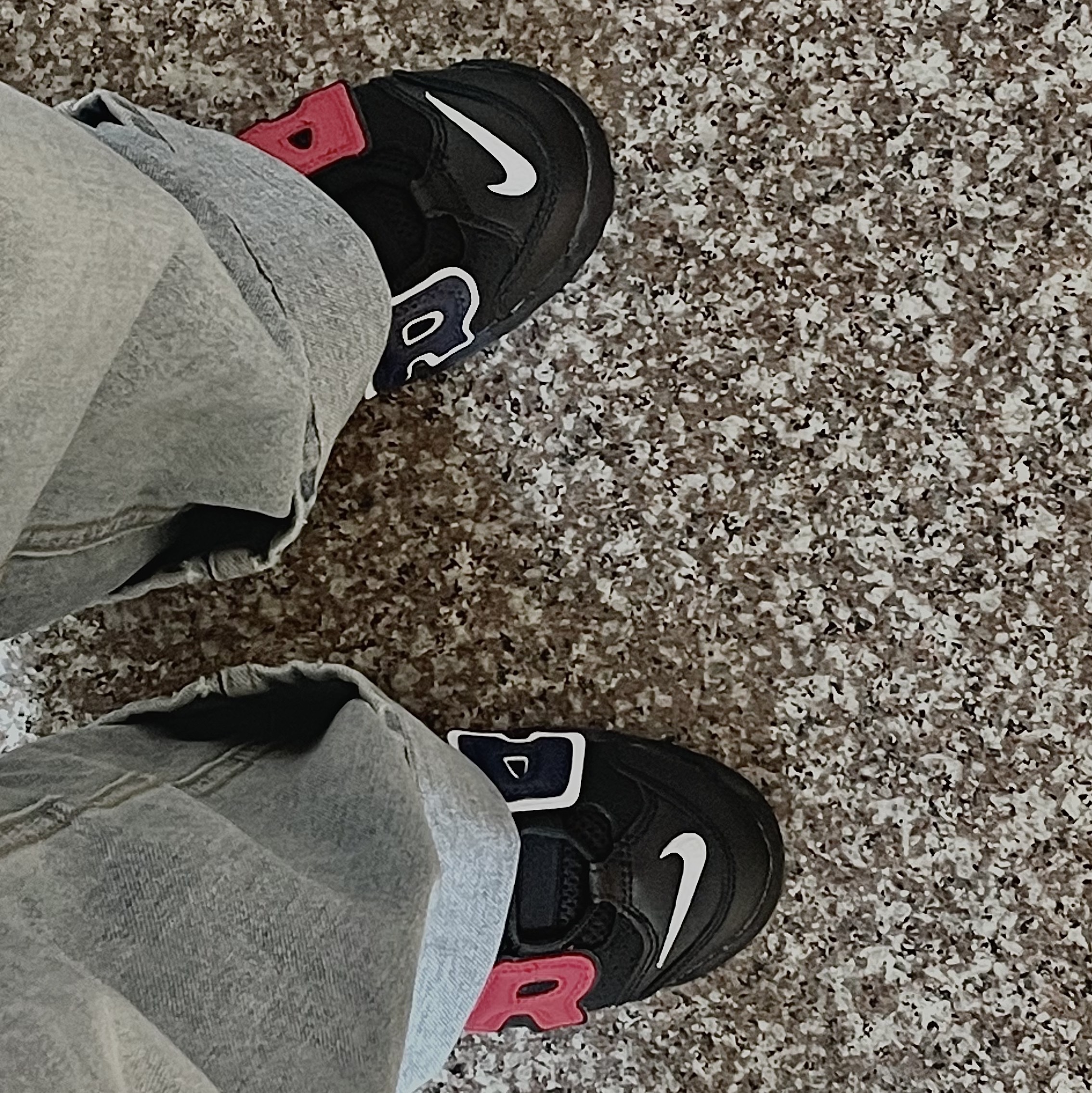 (GS) Nike Air More Uptempo 96 Black University Red 착용 스타일