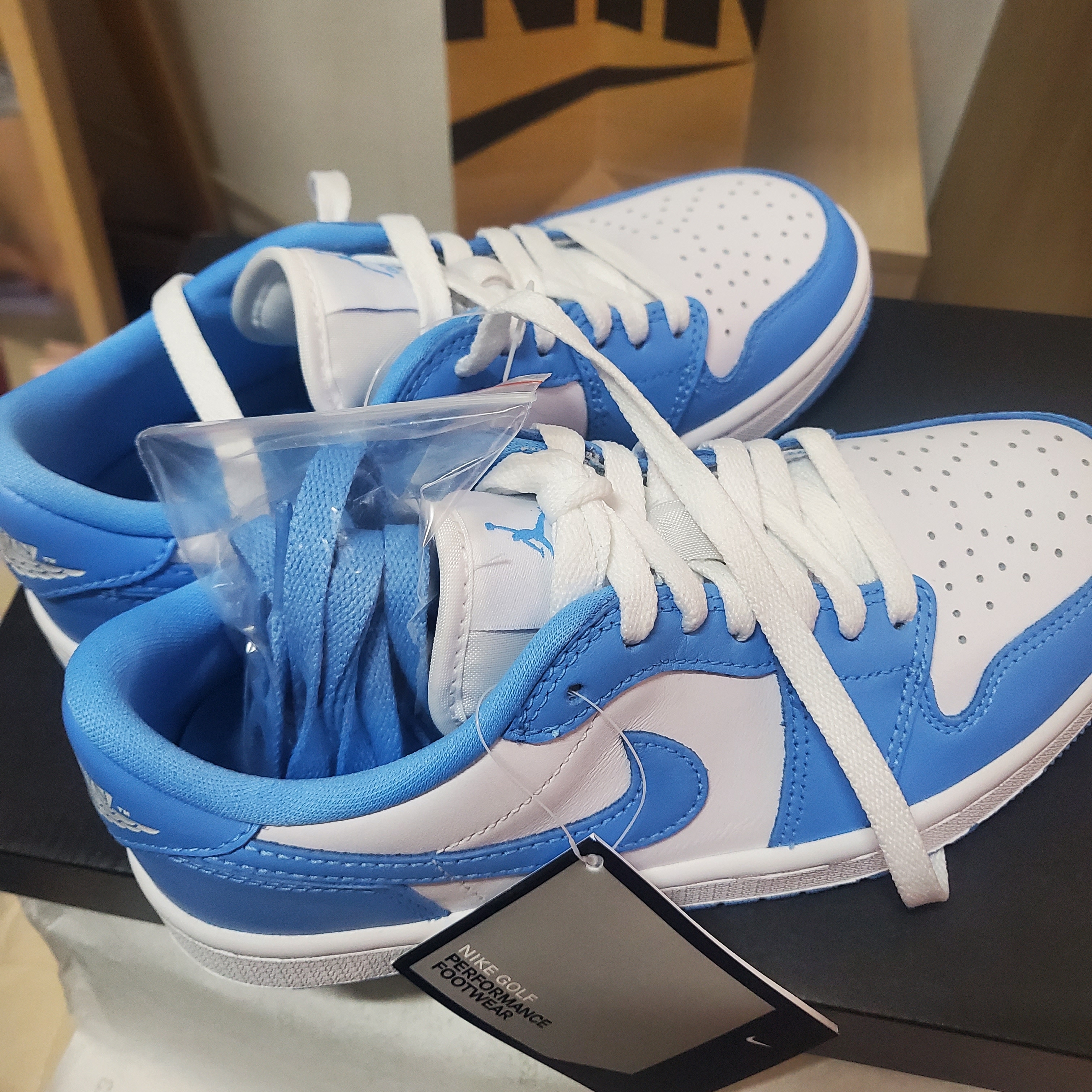 Jordan 1 Low Golf White and University Blue 착용 스타일