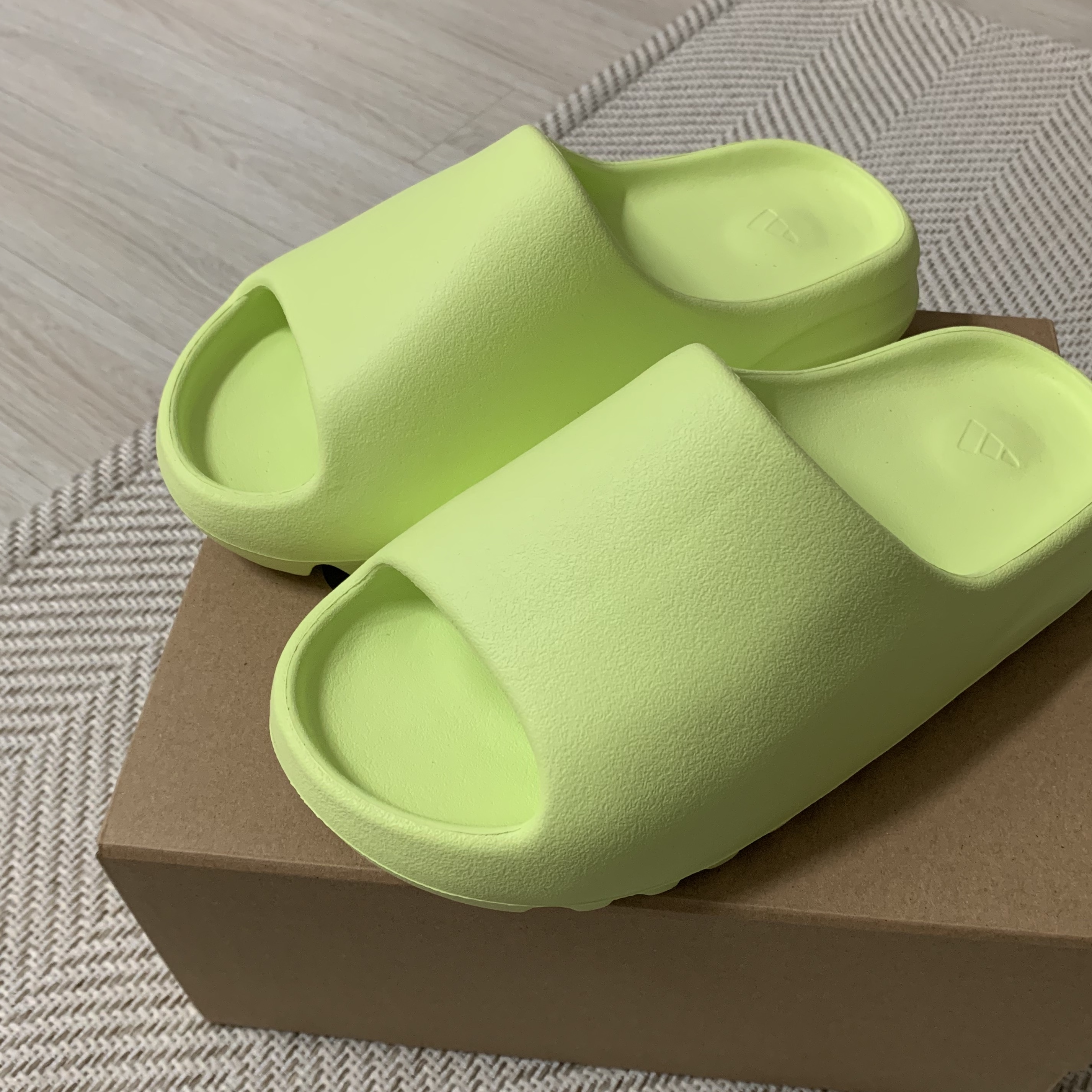 Adidas Yeezy Slide Glow Green 2022/2023 착용 스타일