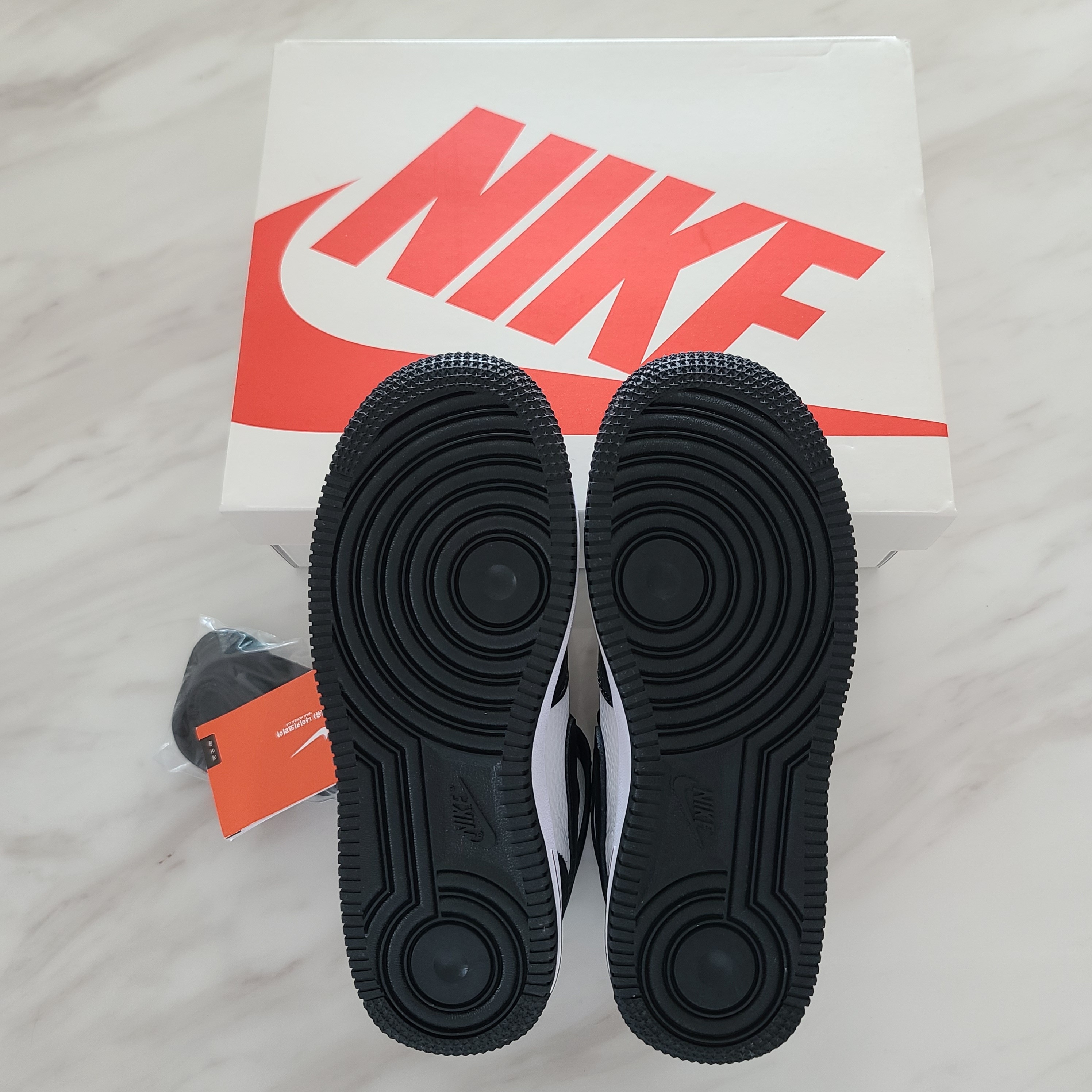 (PS) Nike x Stussy Air Force 1 '07 Mid SP Black and Light Bone 착용 스타일 - 4