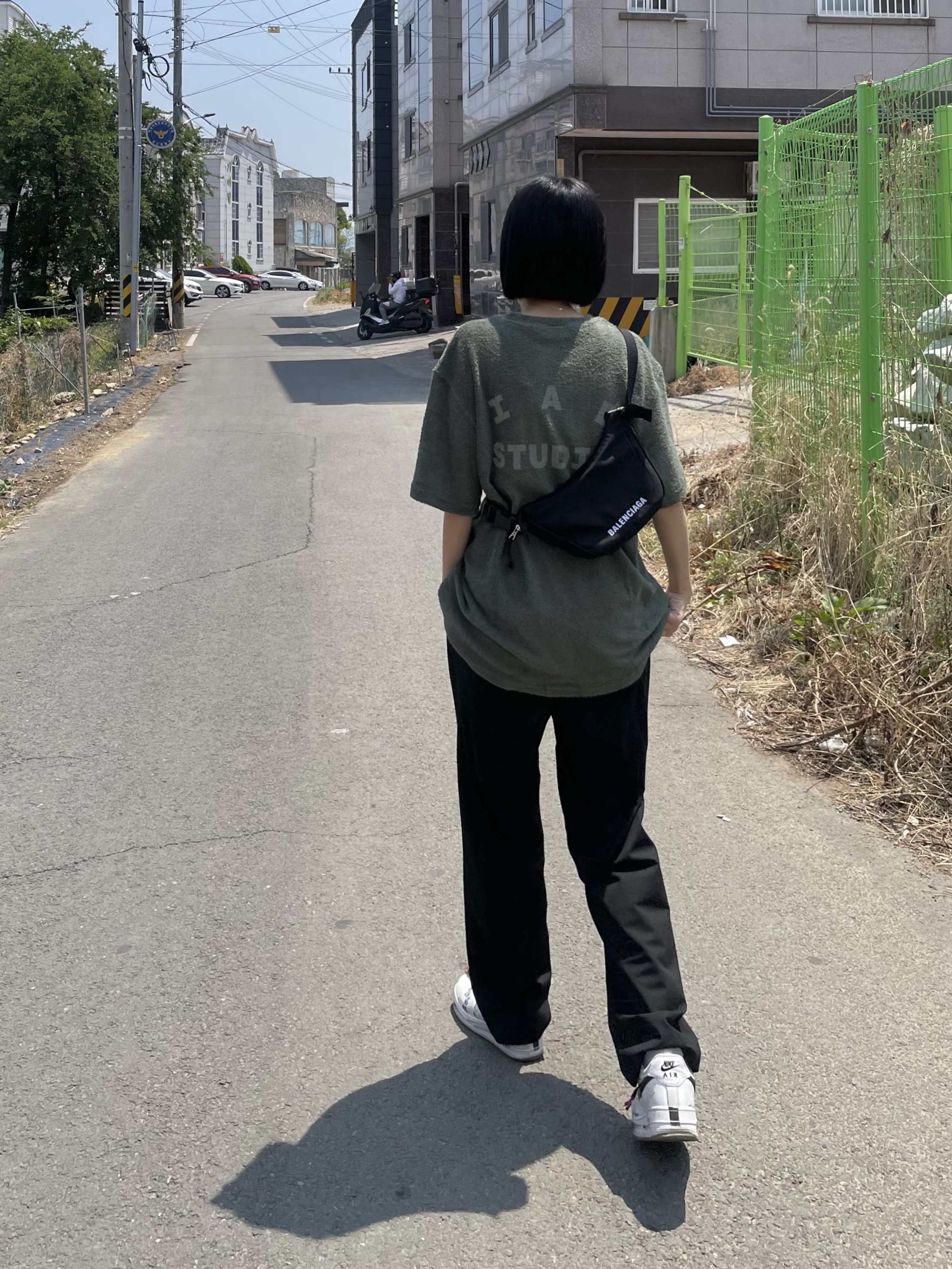 IAB Studio Towel T-Shirt Deep Green, Balenciaga Wheel Small Sling Shoulder Bag Black 착용 스타일
