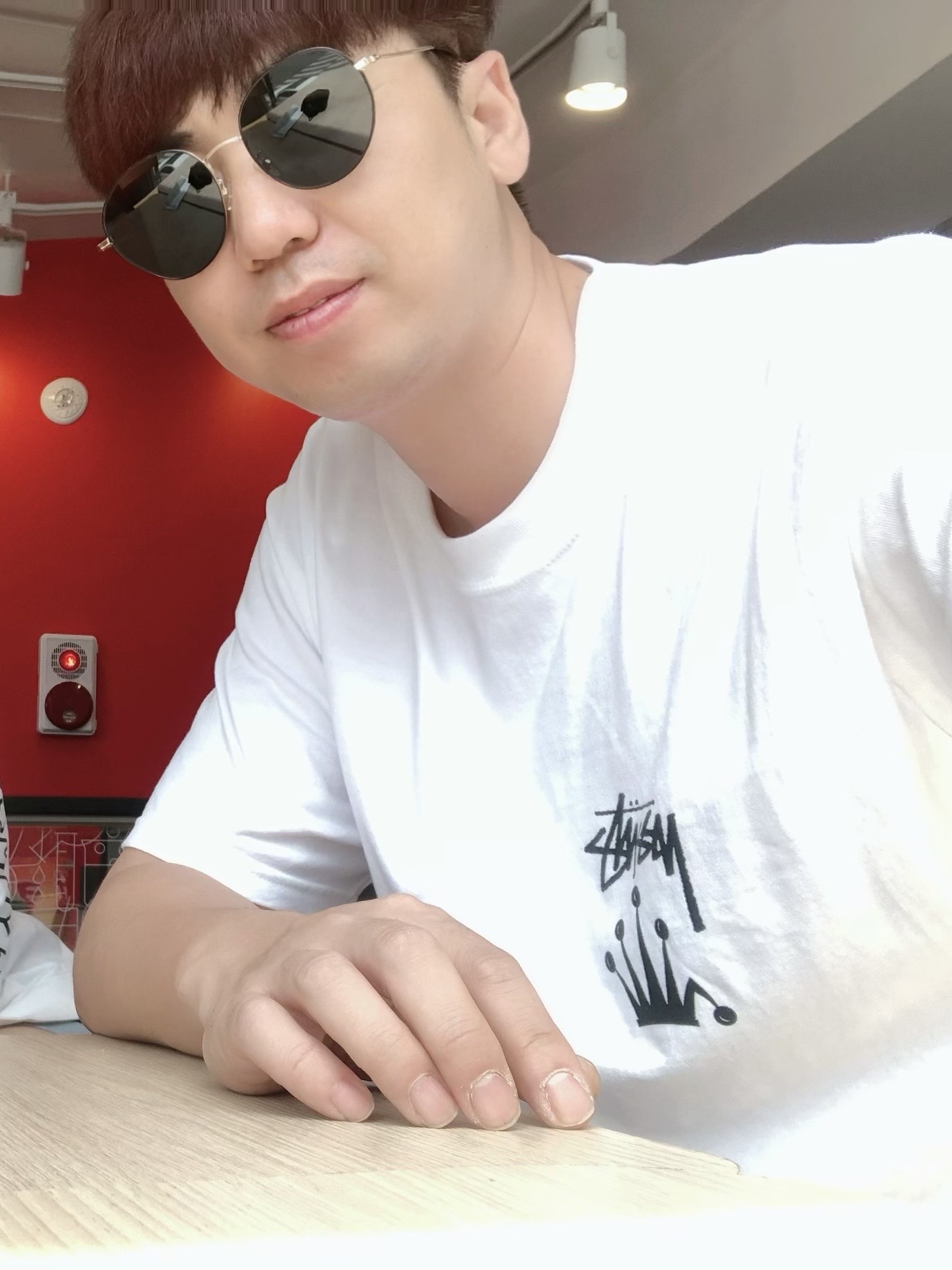 Converse Run Star Hike Hi White Black Gum, Stussy Stock Crown T-Shirt White 착용 스타일 - 2