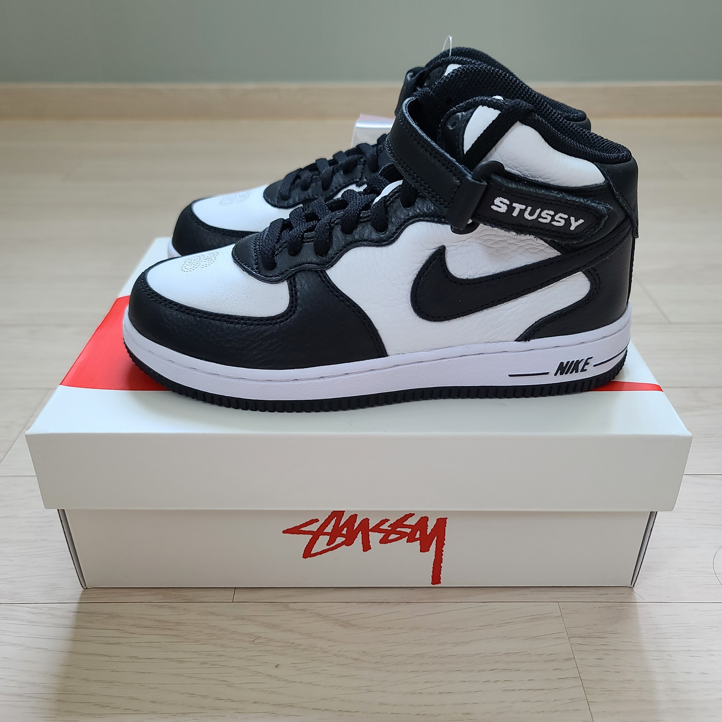 (PS) Nike x Stussy Air Force 1 '07 Mid SP Black and Light Bone 착용 스타일 - 1