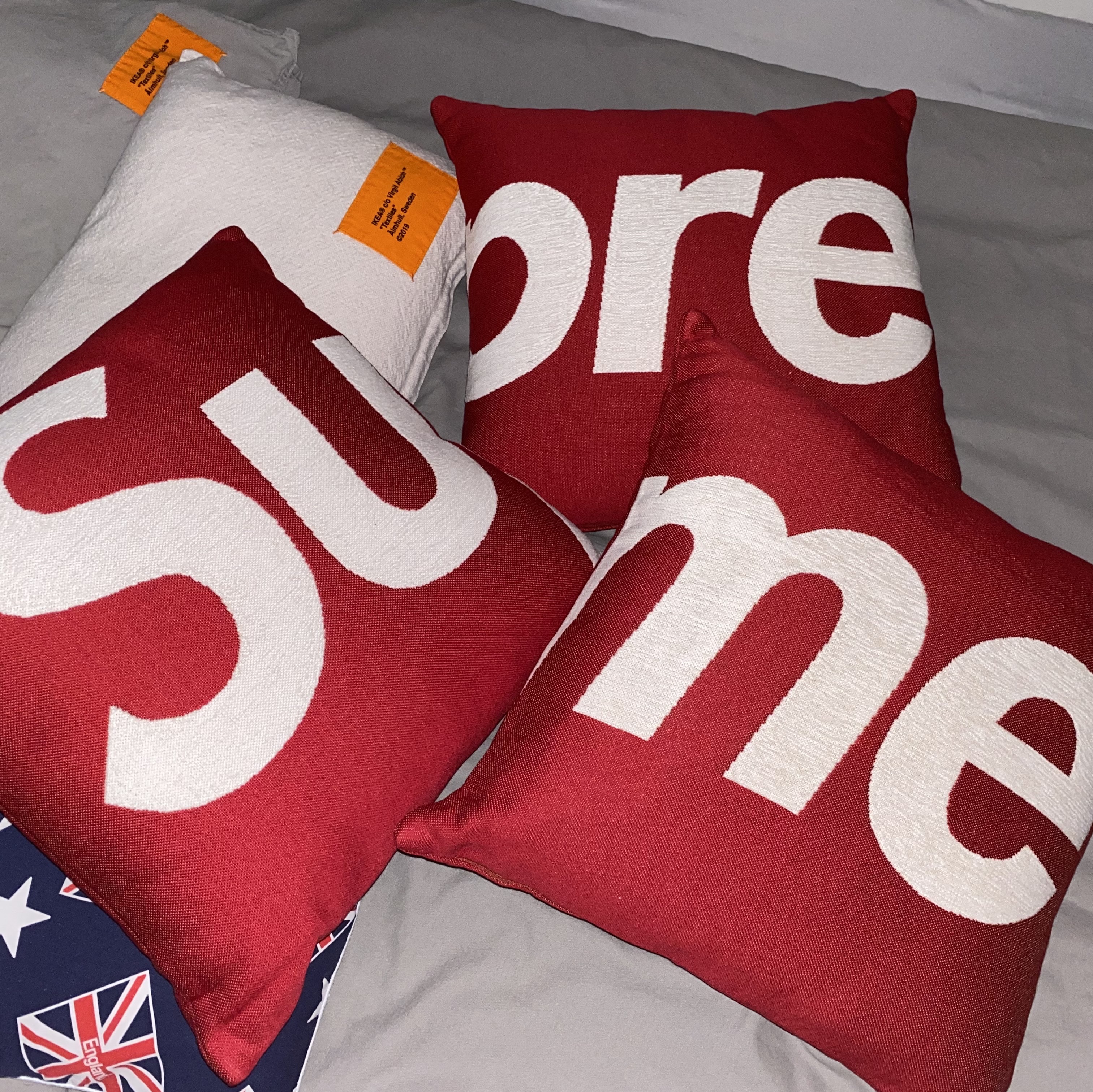 Supreme x Jules Pansu Pillows Red (Set of 3) 착용 스타일 - 2