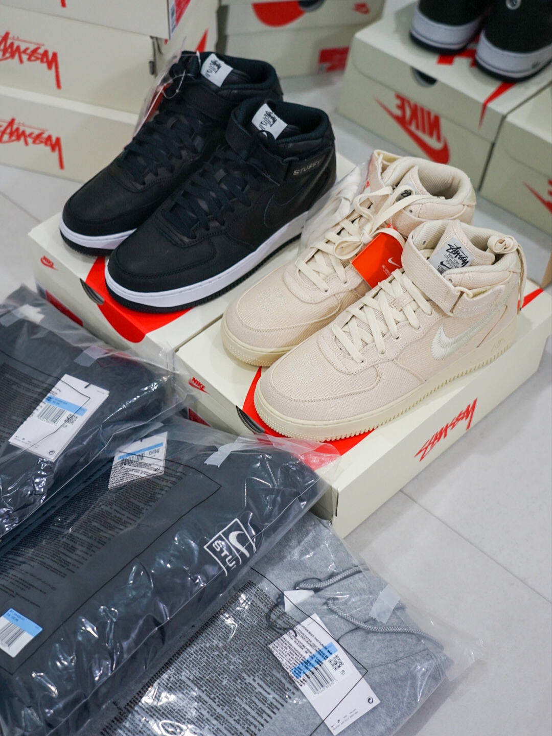 Nike x Stussy Air Force 1 '07 Mid SP Fossil, Nike x Stussy NRG RA Washed Pullover Hoodie Black (DN4028-010) 착용 스타일