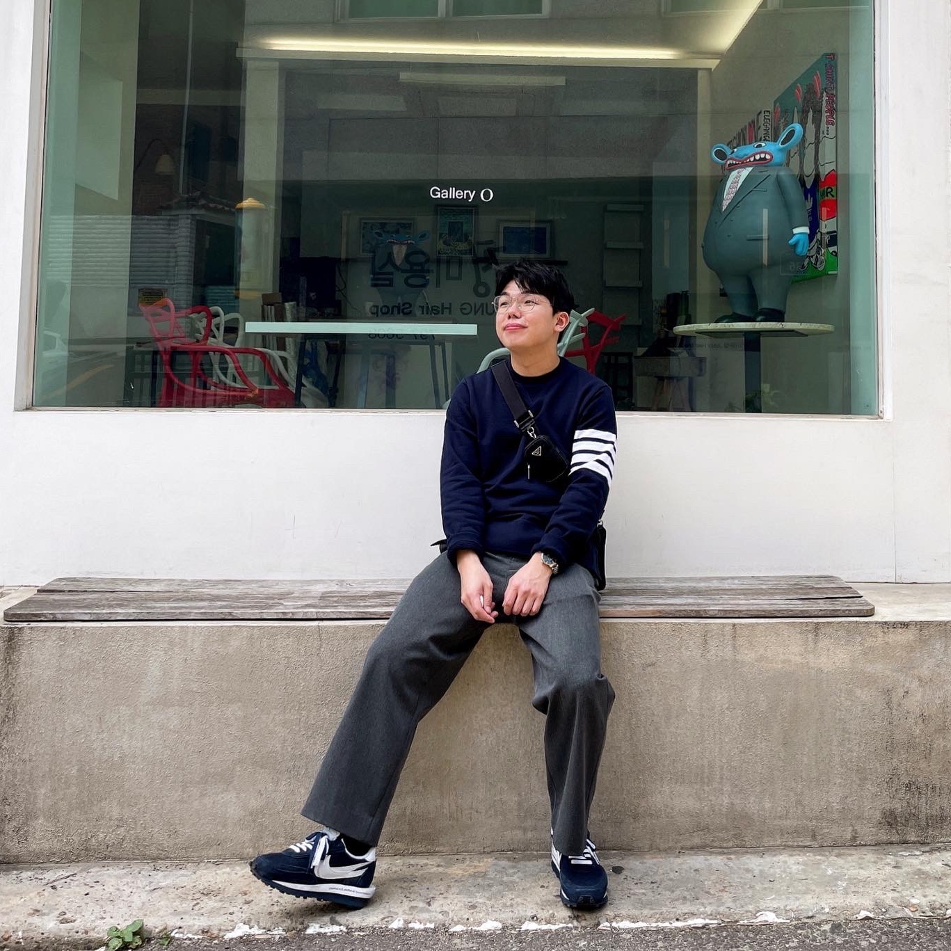 Thom Browne Engineered 4-Bar Sweatshirt Navy, Nike x Sacai x Fragment LDWaffle Blackened Blue 착용 스타일 - 2