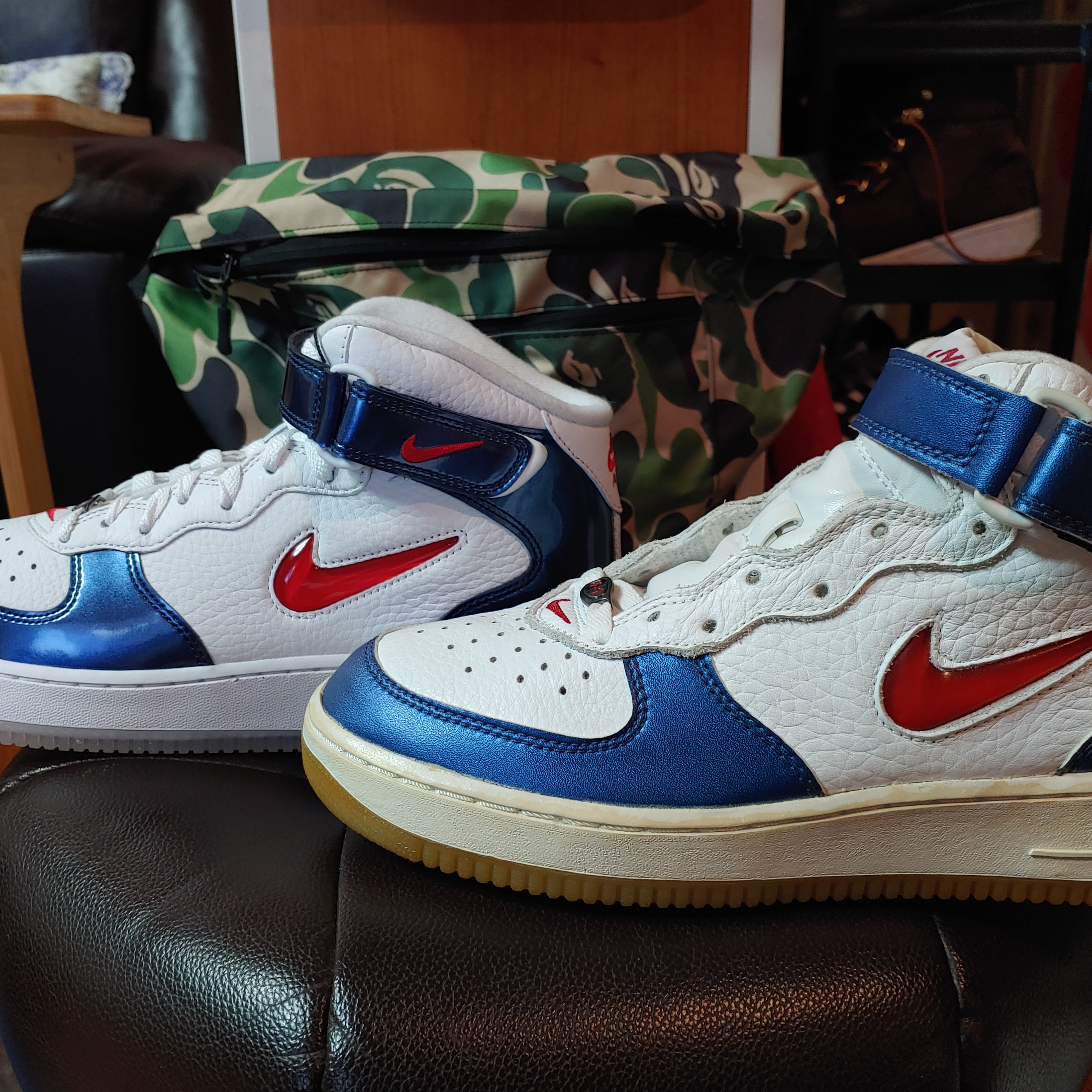Nike Air Force 1 Mid QS University Red and Midnight Navy 착용 스타일 - 2