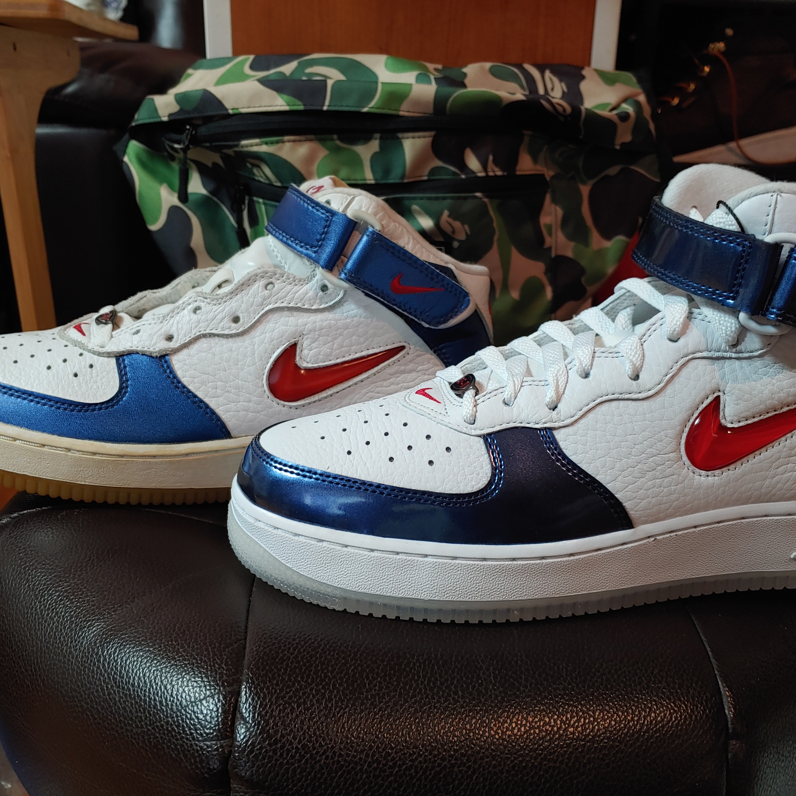 Nike Air Force 1 Mid QS University Red and Midnight Navy 착용 스타일 - 3