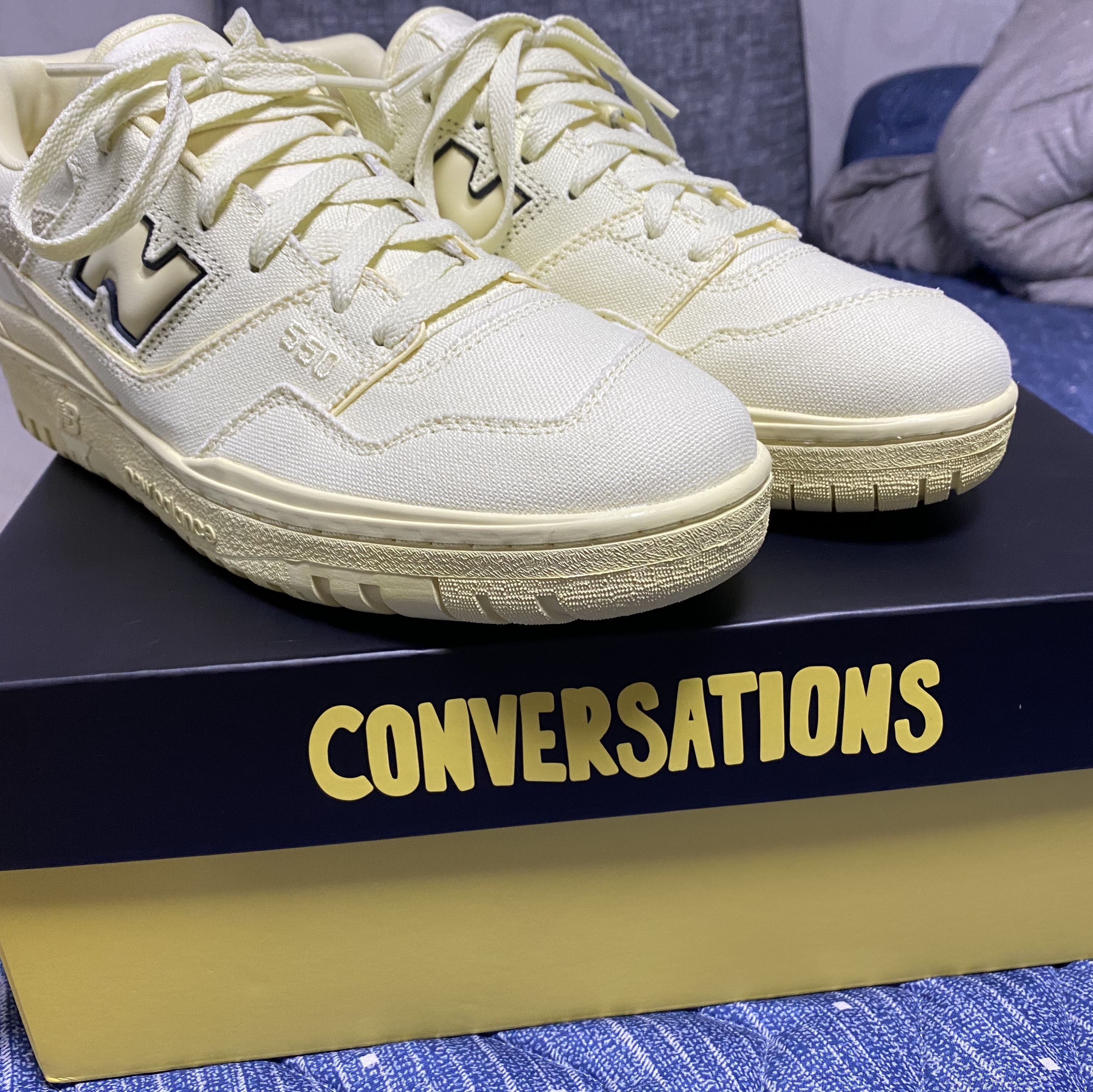 New Balance x Joe Freshgoods 550 Conversations Amongst Us Beige - 2E Wide 착용 스타일 - 3