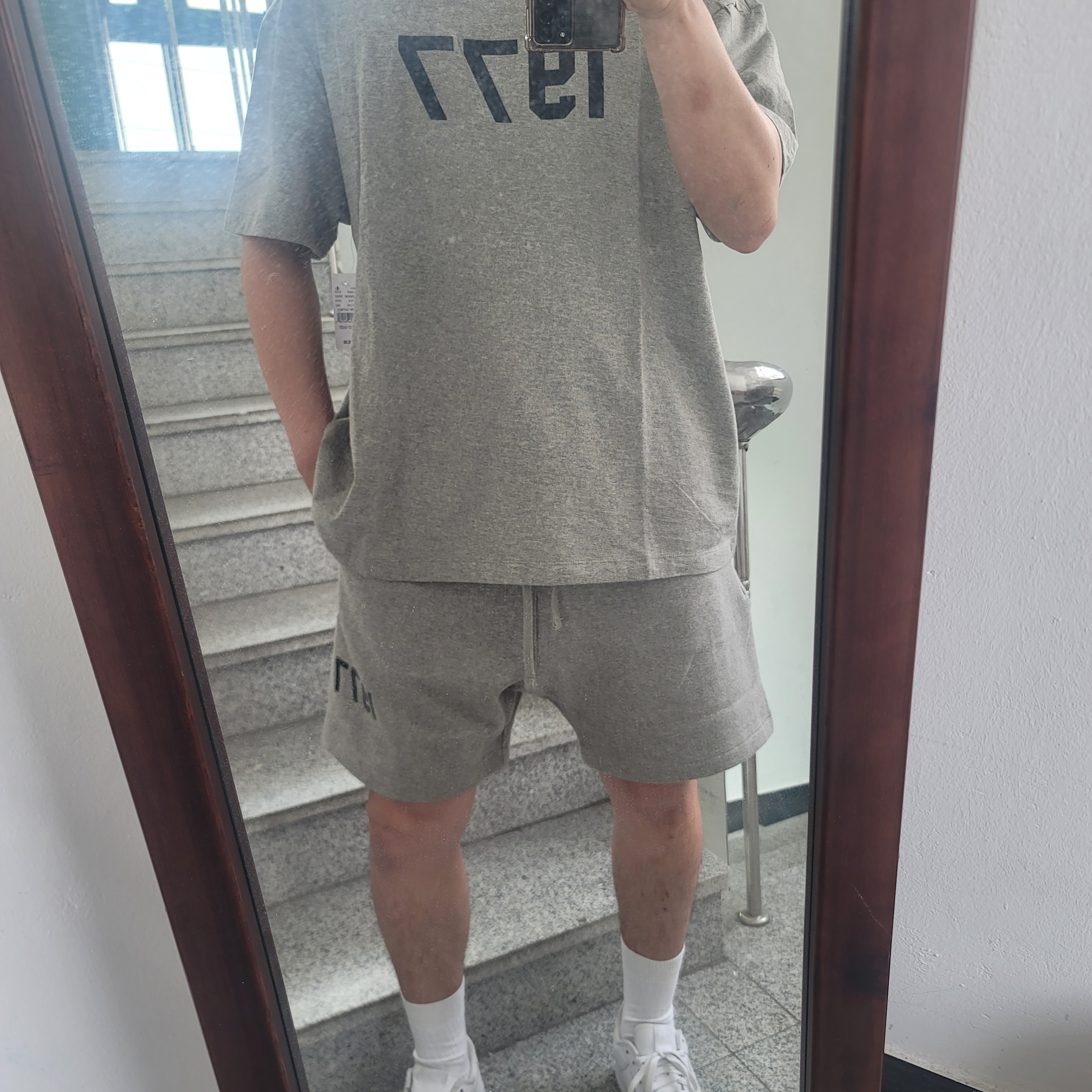 Essentials 1977 Shorts Dark Oatmeal - 22SS, Essentials 1977 T-Shirt Dark Oatmeal - 22SS 착용 스타일 - 1