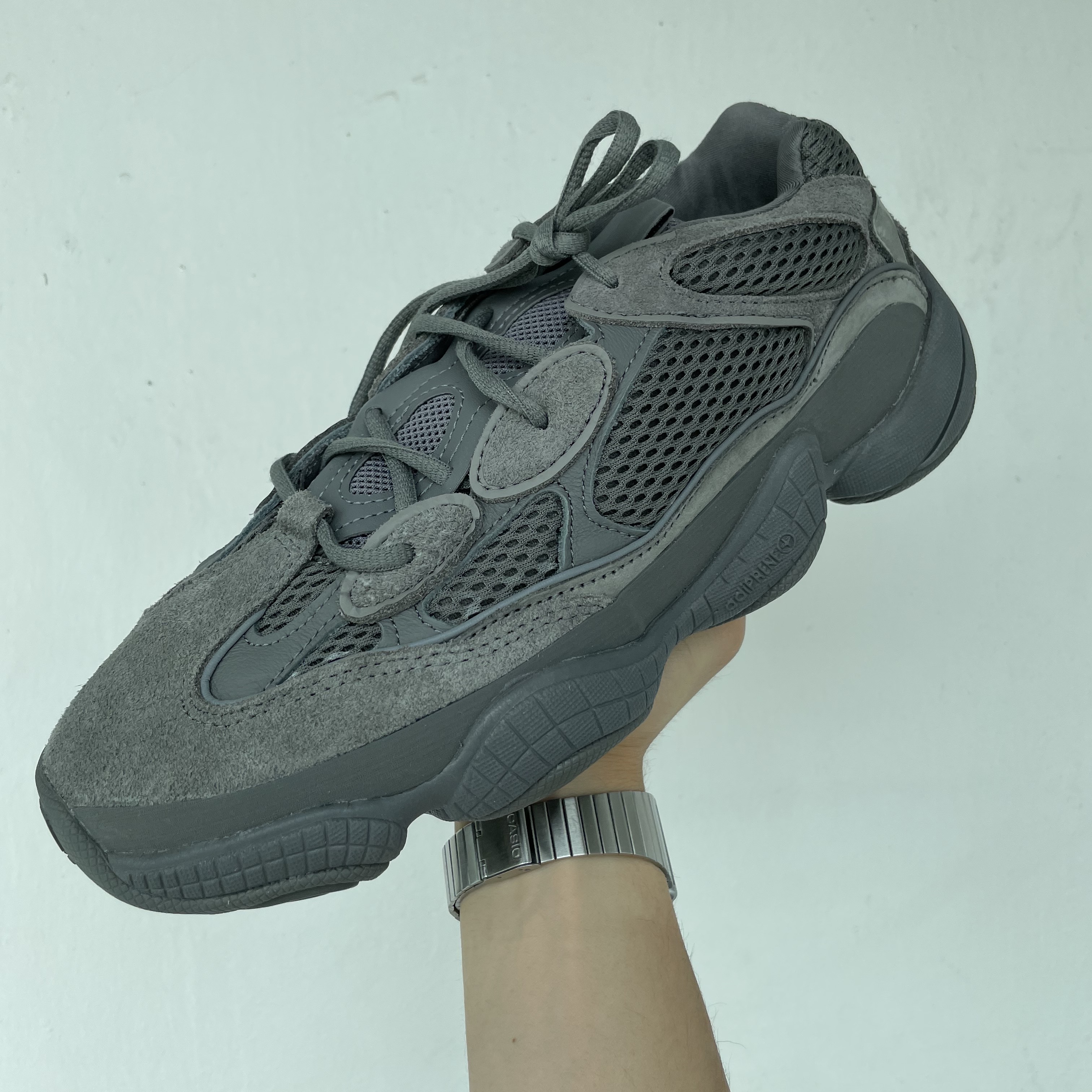 Adidas Yeezy 500 Granite 착용 스타일 - 3