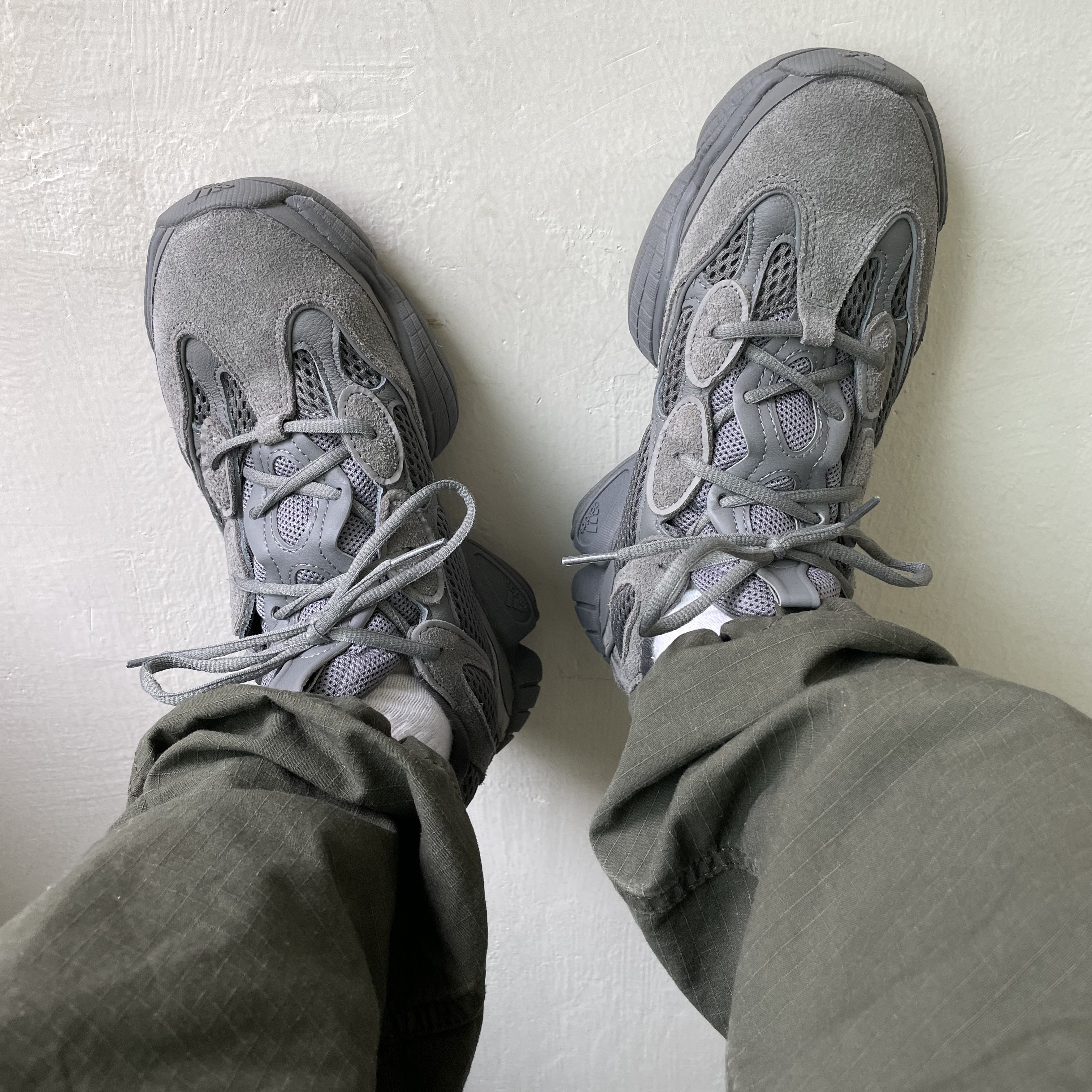 Adidas Yeezy 500 Granite 착용 스타일 - 4