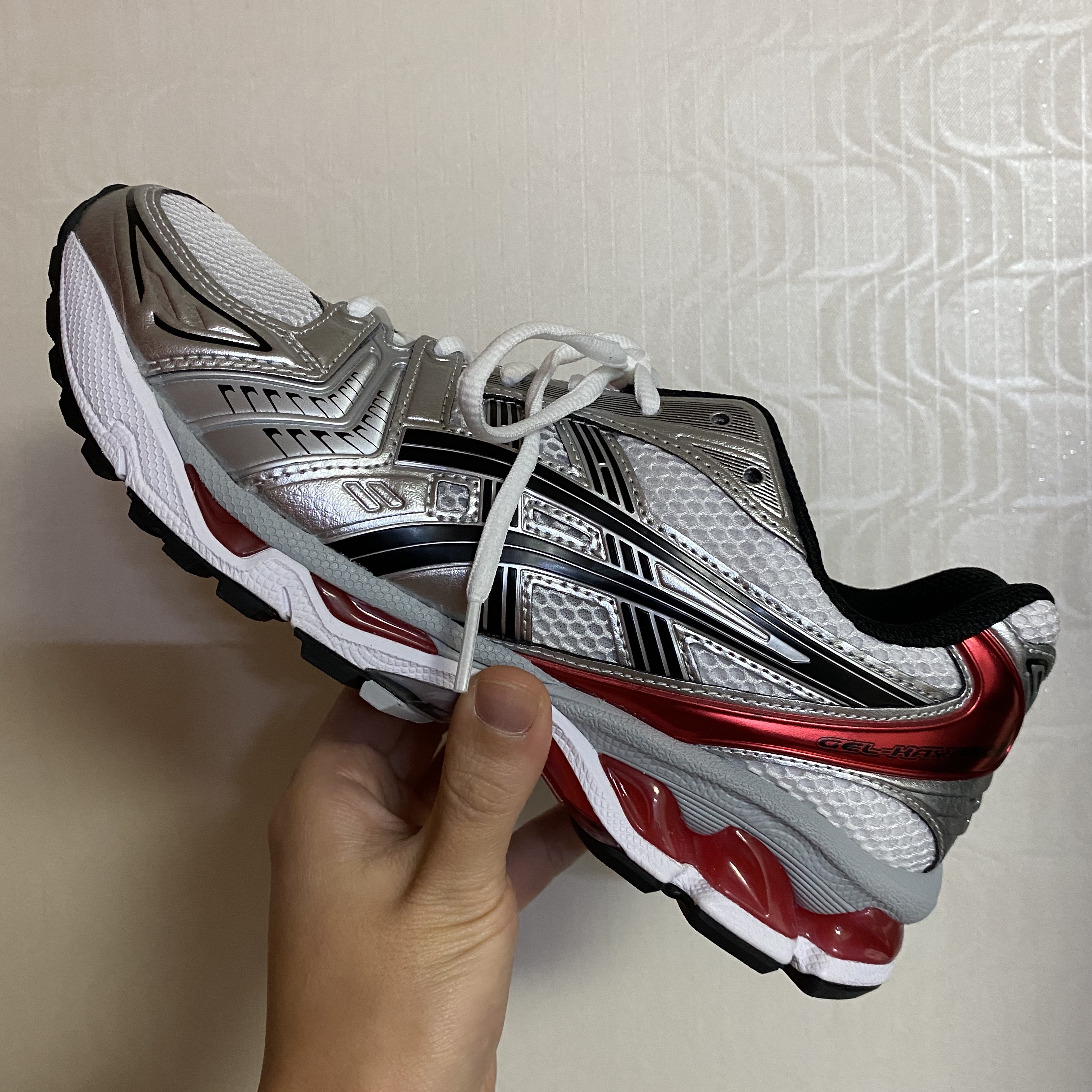 Asics Gel-Kayano 14 White Classic Red 착용 스타일