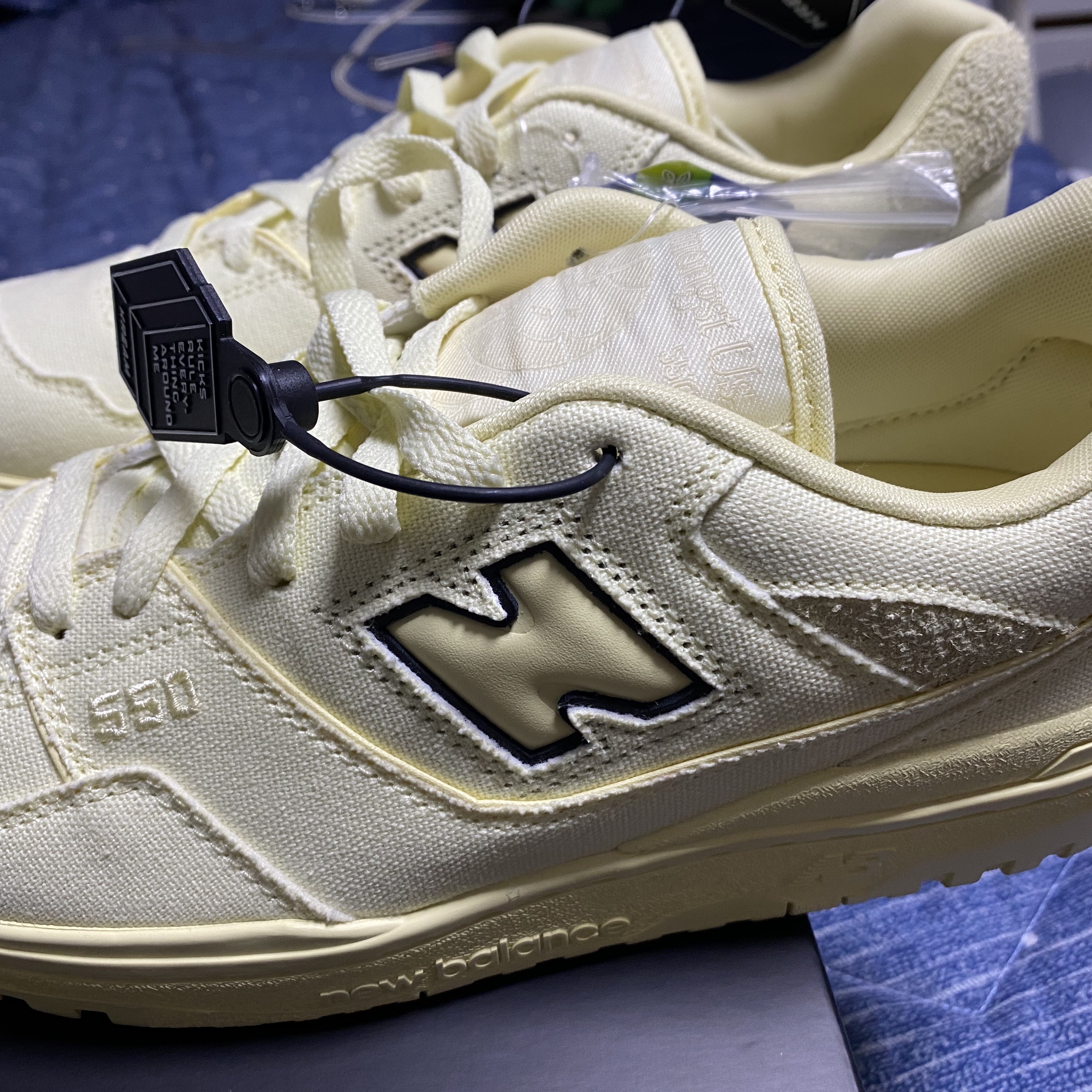 New Balance x Joe Freshgoods 550 Conversations Amongst Us Beige - 2E Wide 착용 스타일 - 4