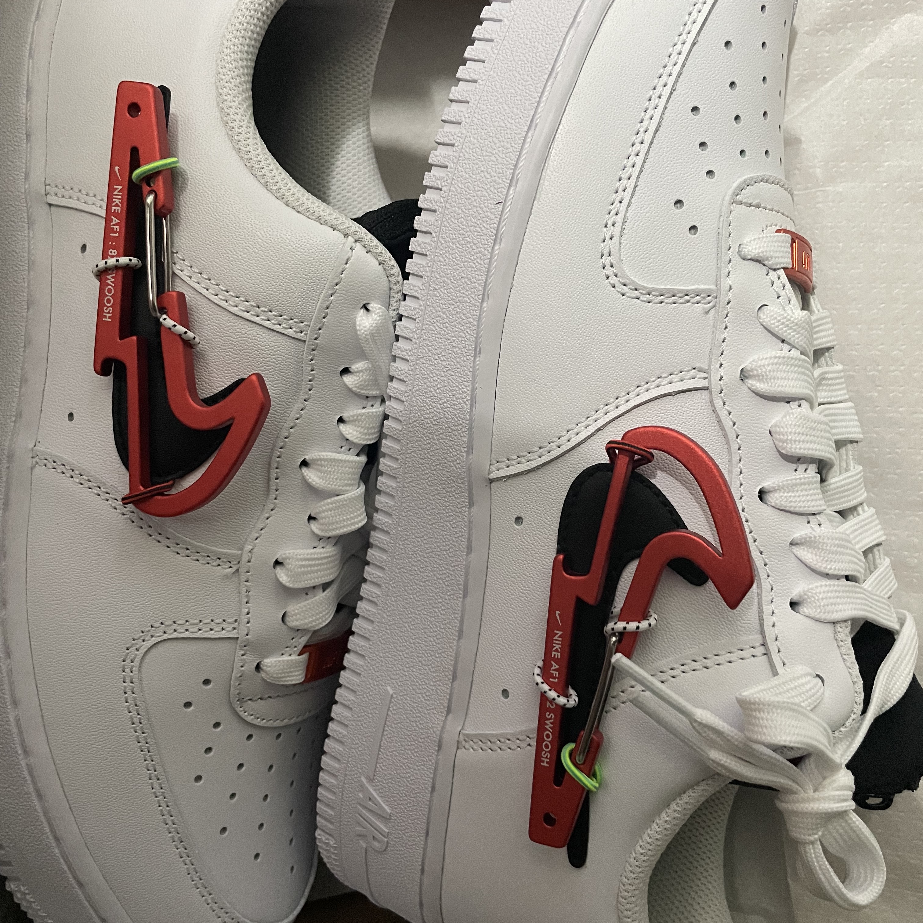 Nike Air Force 1 '07 PRM Carabiner Red 착용 스타일
