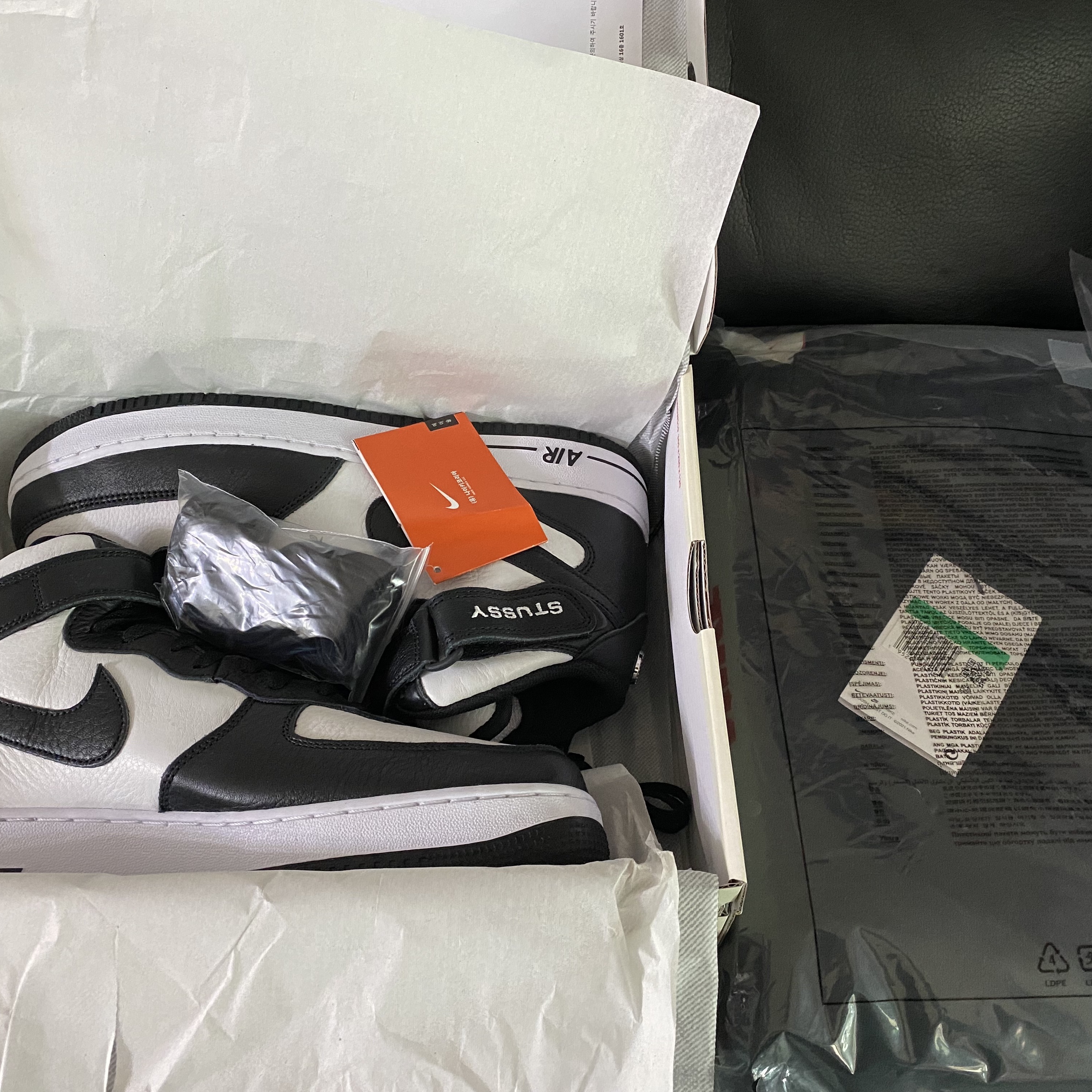 Nike x Stussy Air Force 1 '07 Mid SP Black and Light Bone, Nike x Stussy NRG RA Washed Fleece Pants Black (DN4030-010) 착용 스타일 - 5