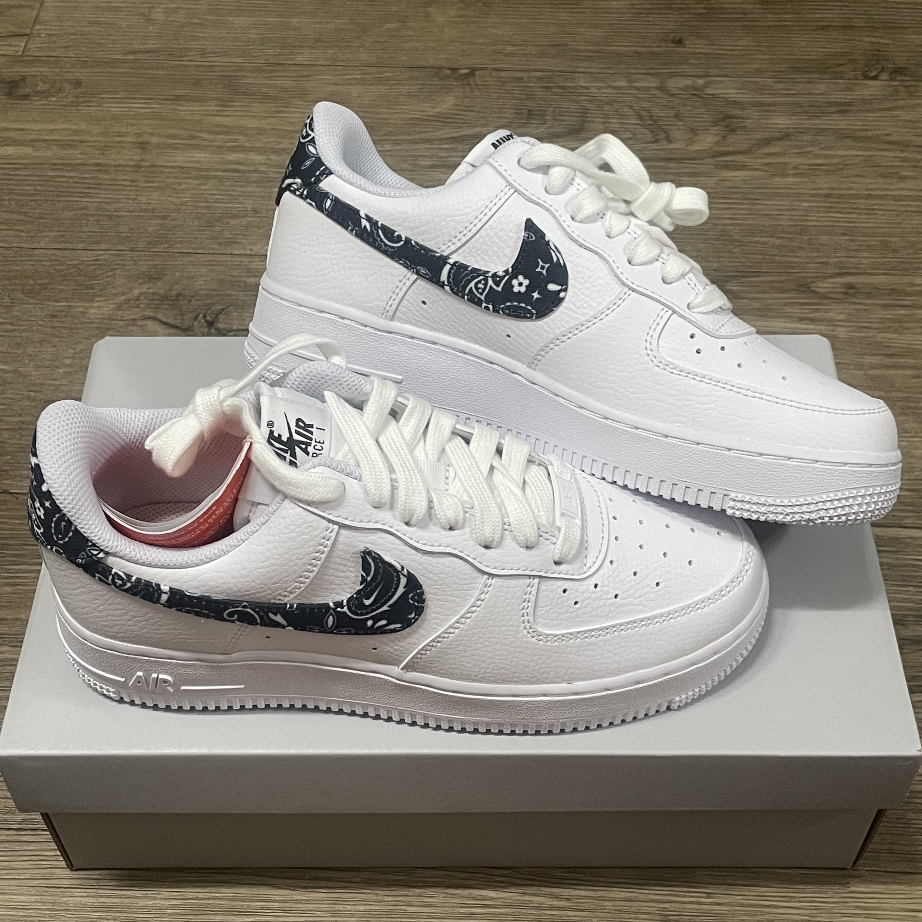 (W) Nike Air Force 1 '07 Essential Paisley Swoosh White Black 착용 스타일