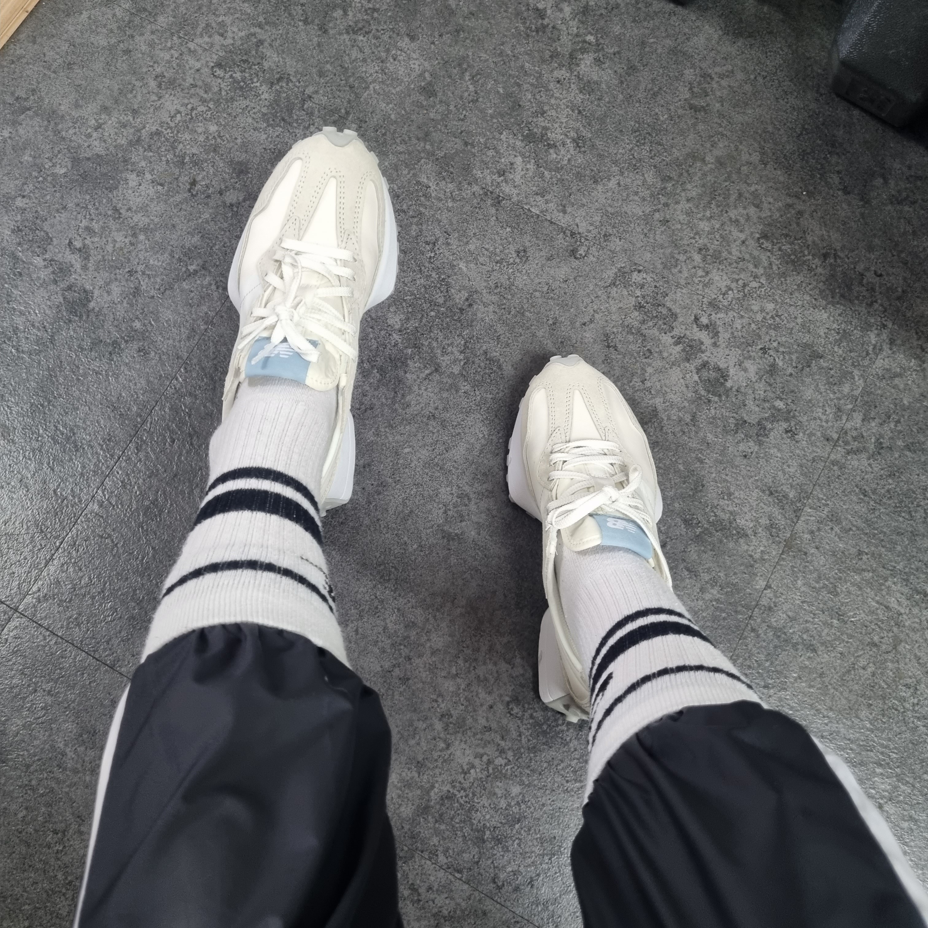 (W) New Balance 327 Sea Salt 착용 스타일