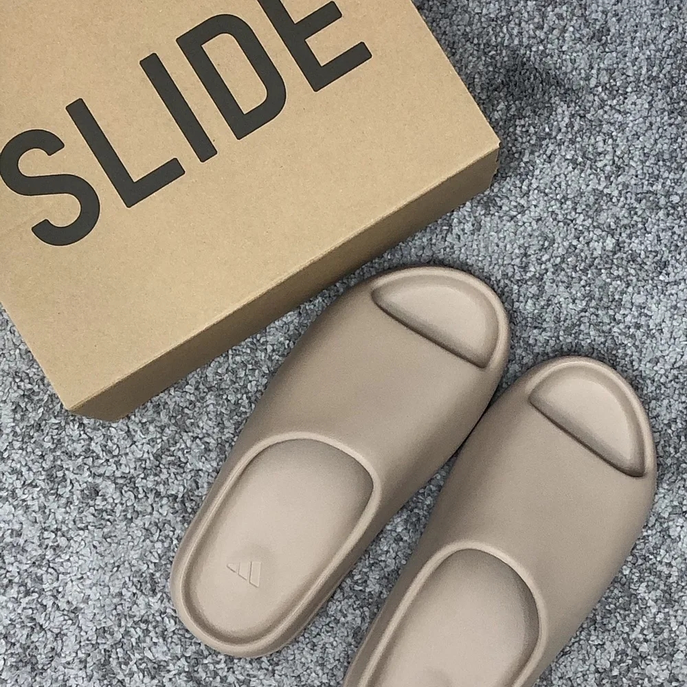 Adidas Yeezy Slide Pure - Re-Release Ver. 착용 스타일 - 3