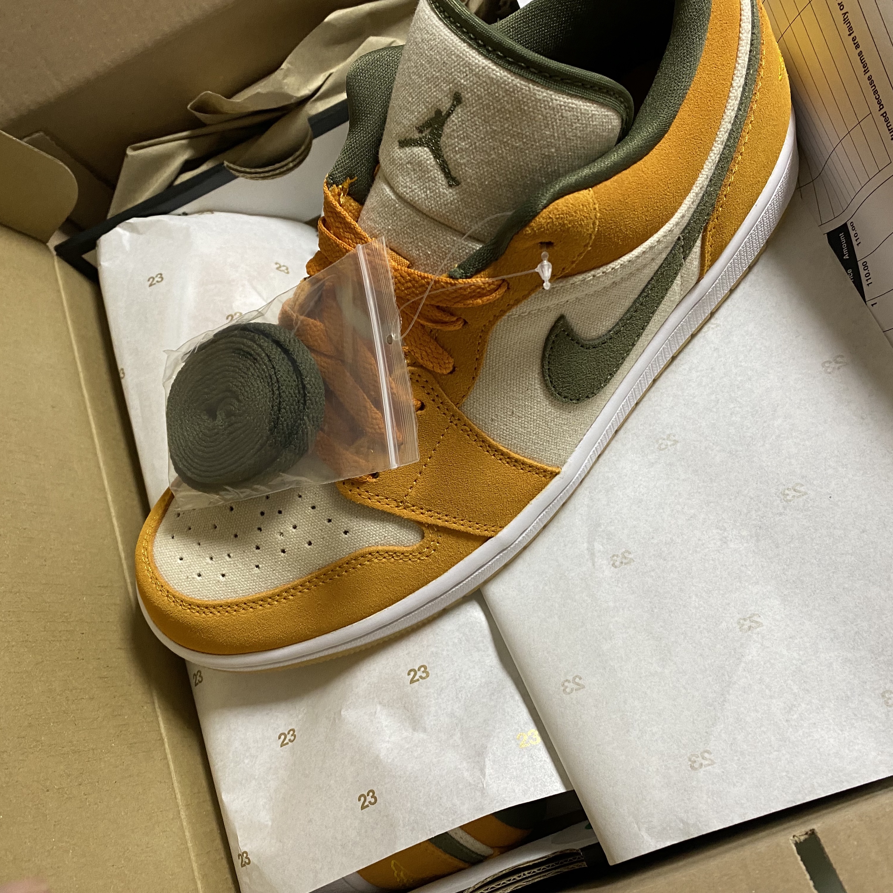 Jordan 1 Low SE Light Curry 착용 스타일 - 1