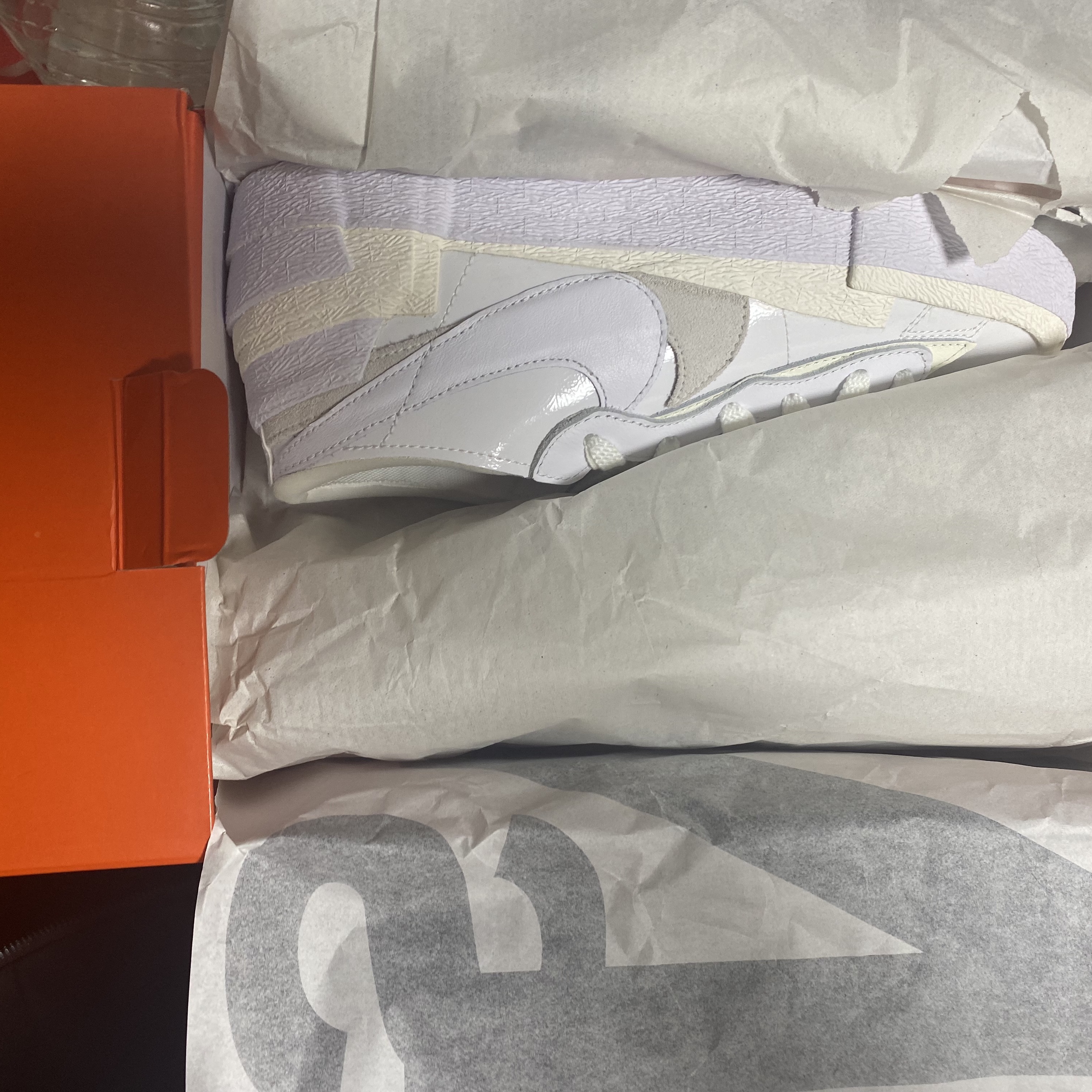 Nike x Sacai Blazer Low White Patent Leather 착용 스타일 - 3