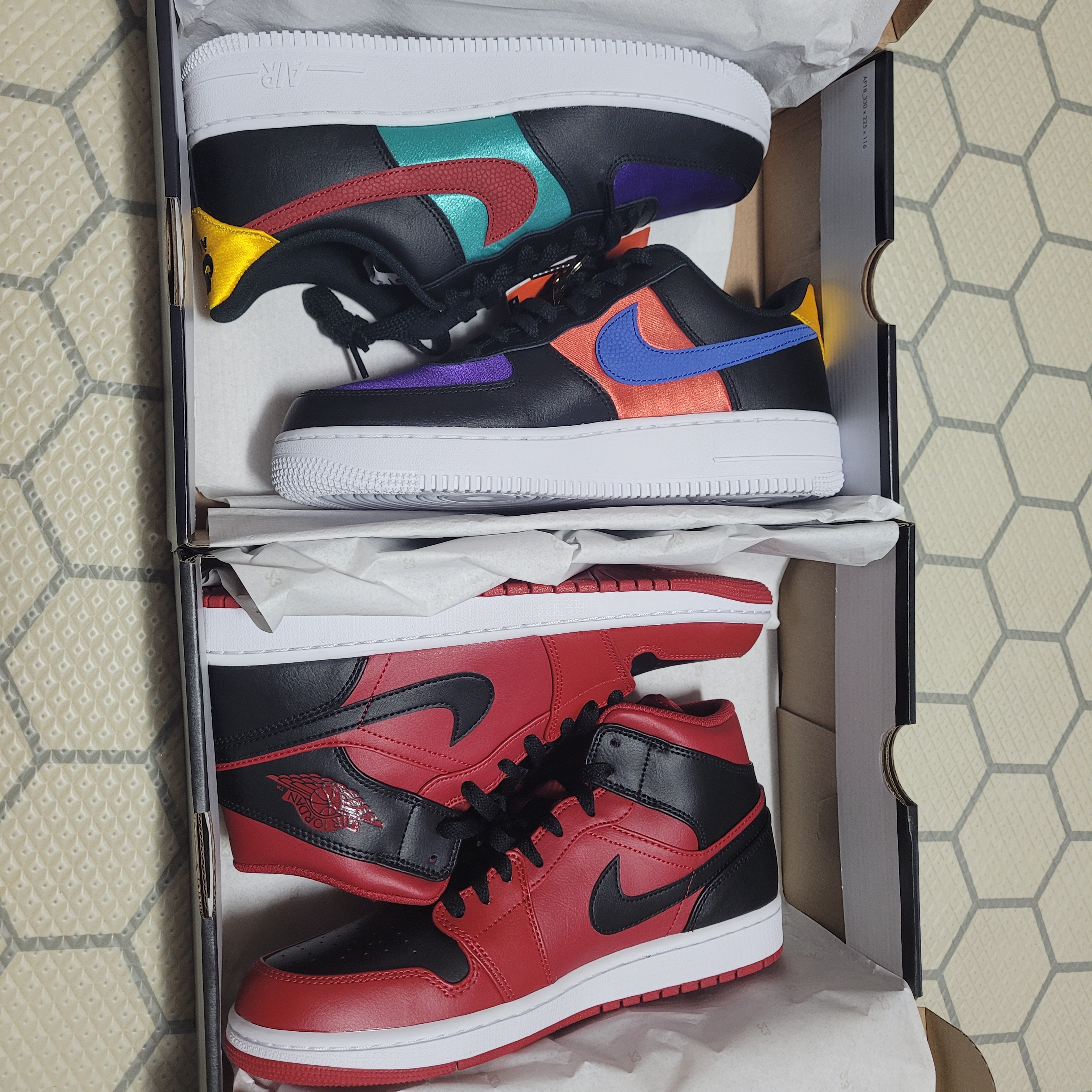 Nike x NBA x WNBA Air Force 1 '07 LV8 EMB Gym Red Washed Teal, Jordan 1 Mid Reverse Bred 착용 스타일