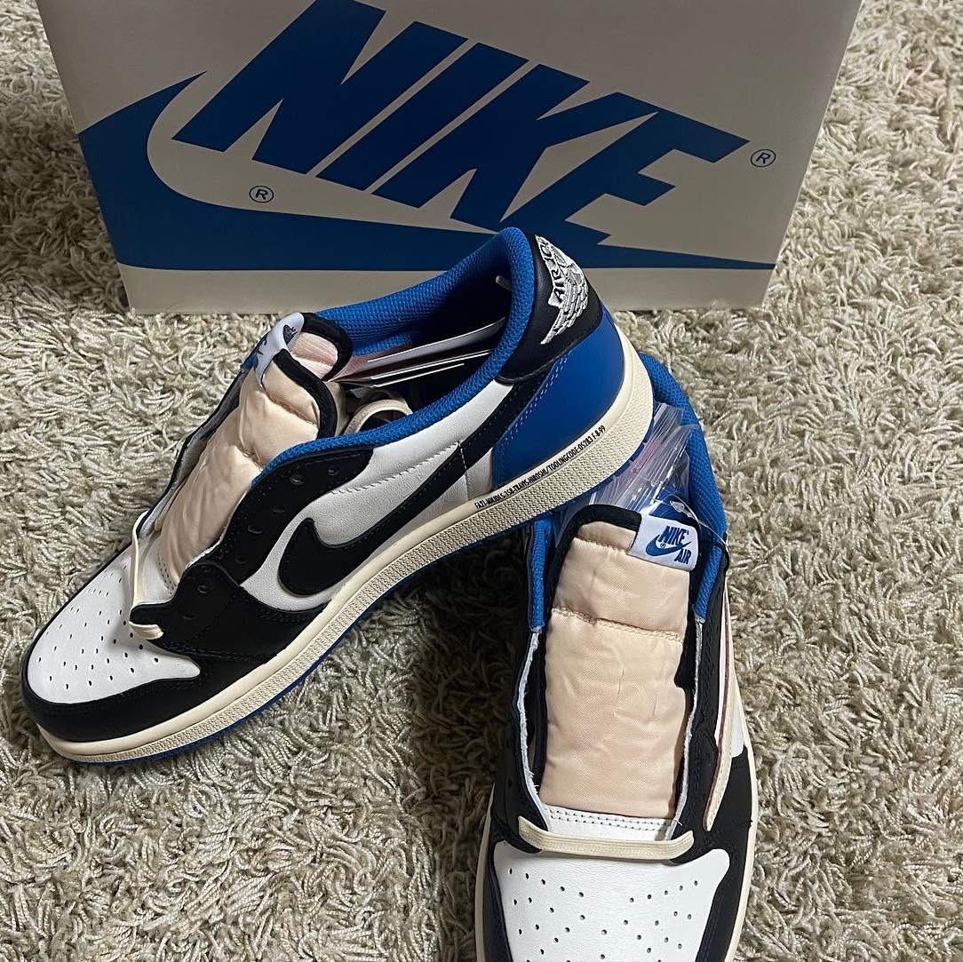 Jordan 1 x Travis Scott x Fragment Retro Low OG SP Military Blue 착용 스타일 - 2