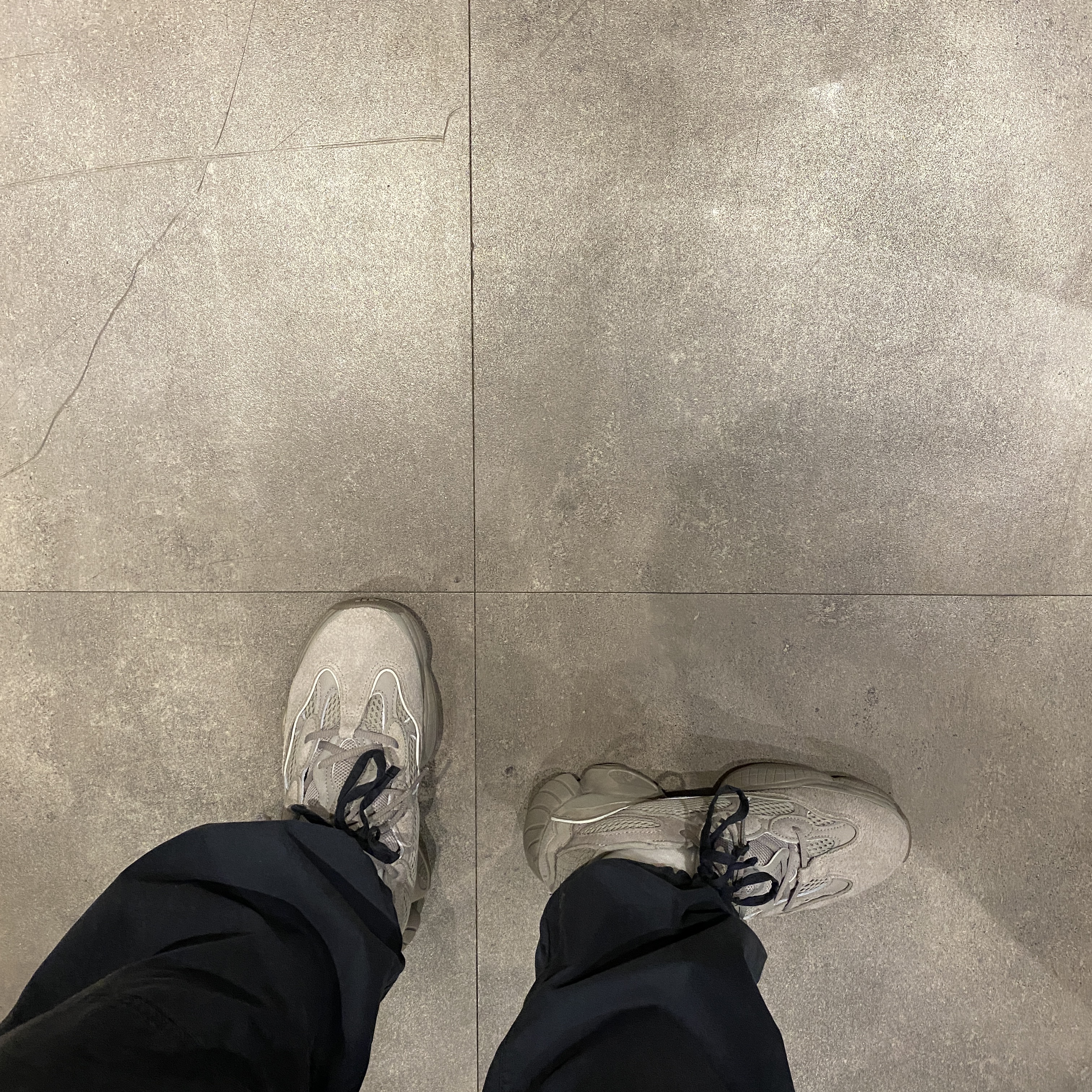 Adidas Yeezy 500 Ash Grey 착용 스타일 - 1