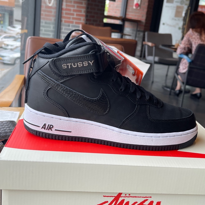 Nike x Stussy Air Force 1 '07 Mid SP Black 착용 스타일 - 2