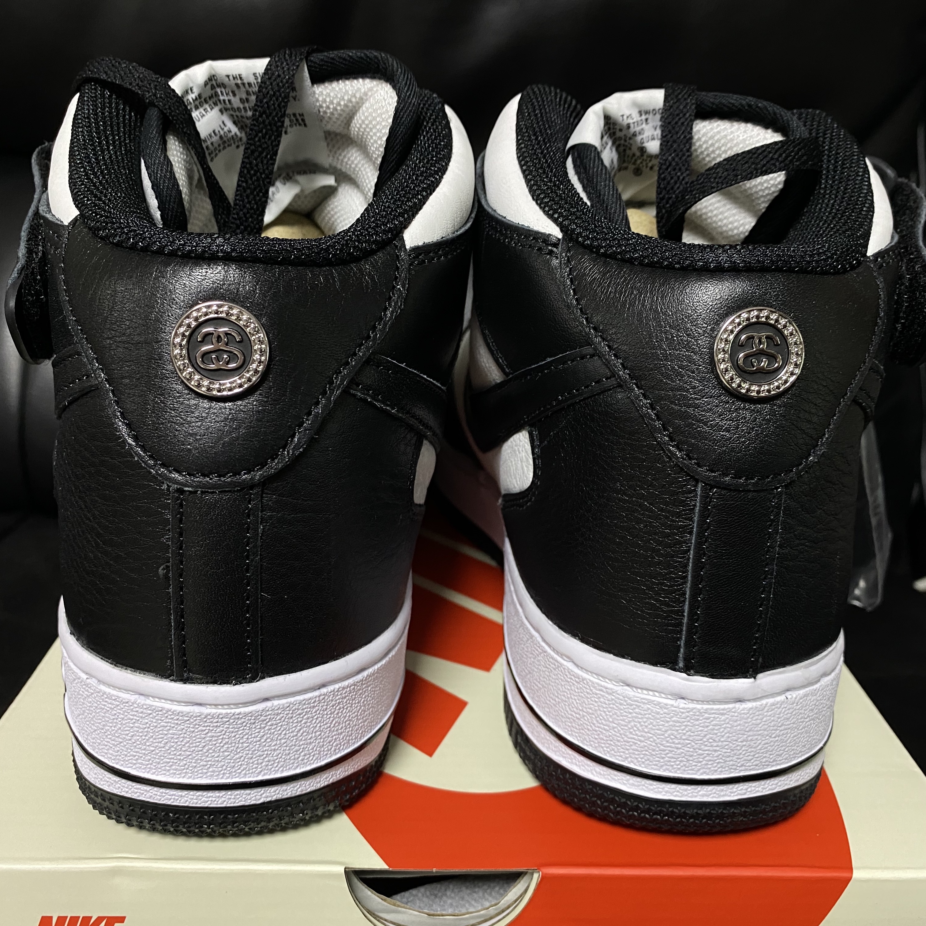 Nike x Stussy Air Force 1 '07 Mid SP Black and Light Bone, Nike x Stussy NRG RA Washed Fleece Pants Black (DN4030-010) 착용 스타일 - 2