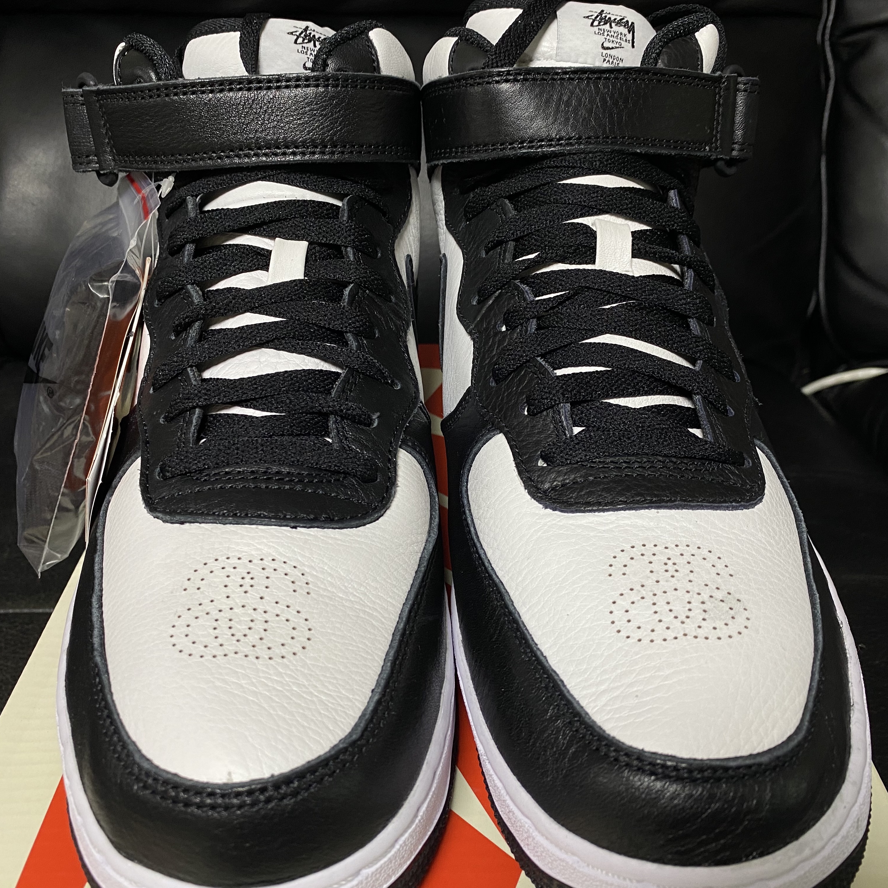 Nike x Stussy Air Force 1 '07 Mid SP Black and Light Bone, Nike x Stussy NRG RA Washed Fleece Pants Black (DN4030-010) 착용 스타일 - 1