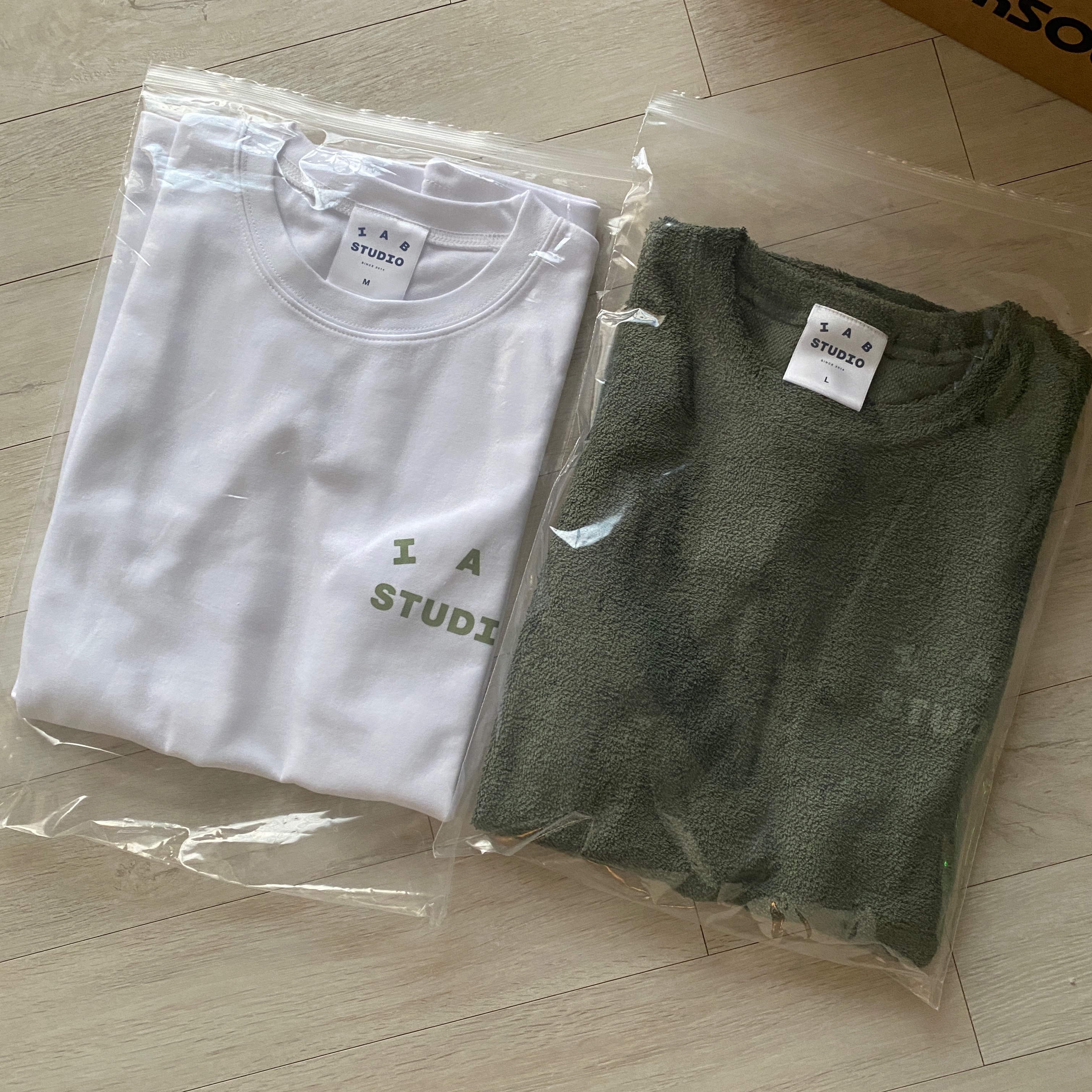 IAB Studio Towel T-Shirt Deep Green, IAB Studio T-Shirt White Light Green 착용 스타일