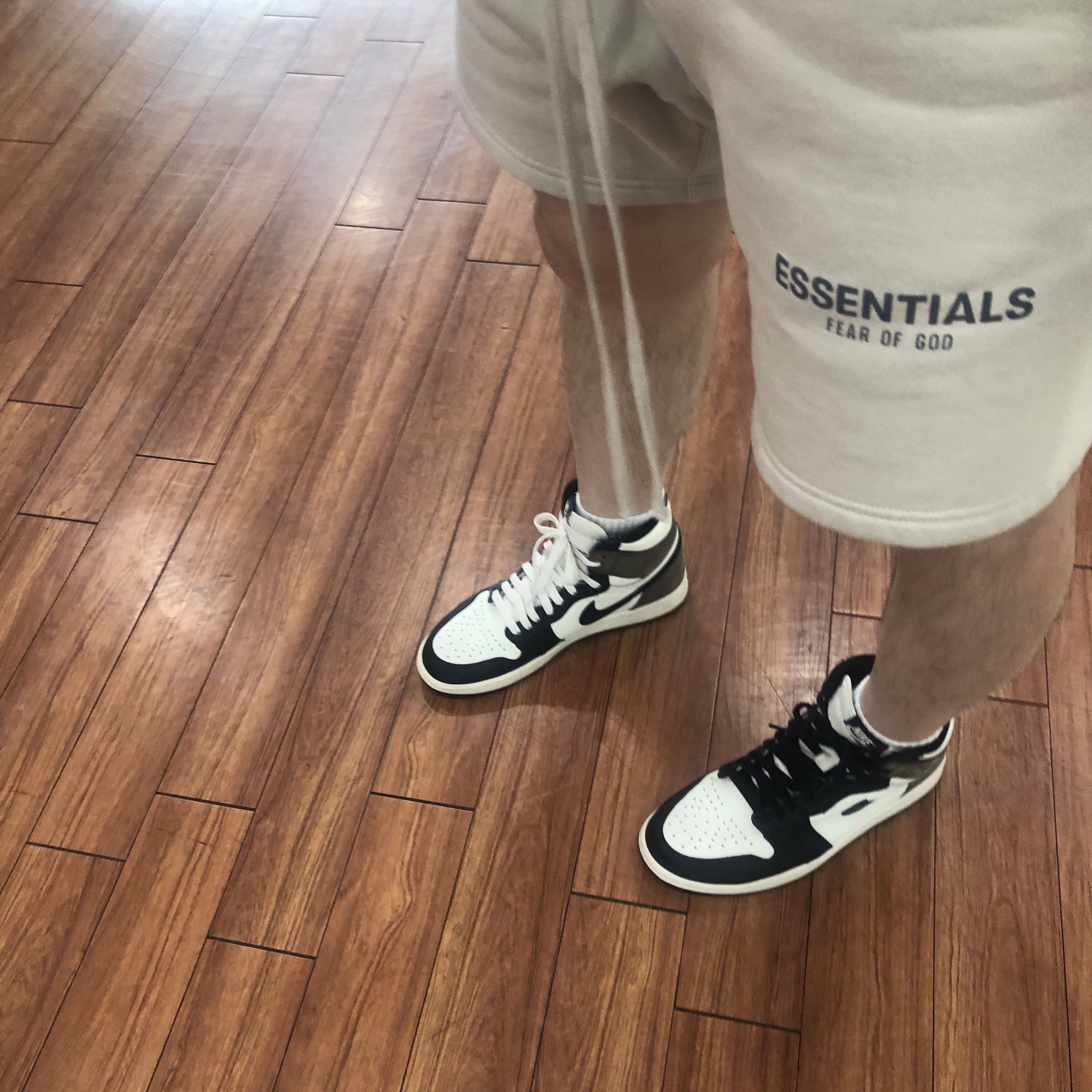 Essentials T-Shirt Oat - Nordstrom Exclusive, Essentials Sweatshorts Oat - Nordstrom Exclusive 착용 스타일 - 2
