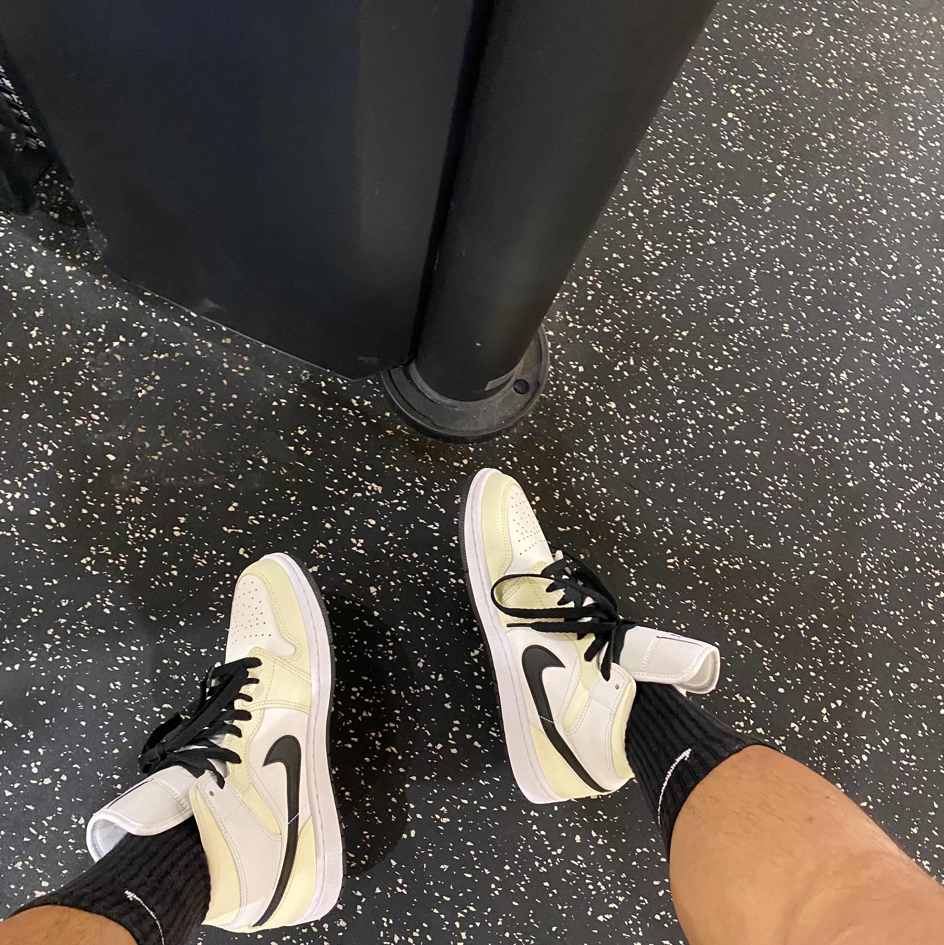 (W) Jordan 1 Mid Coconut Milk 착용 스타일 - 3