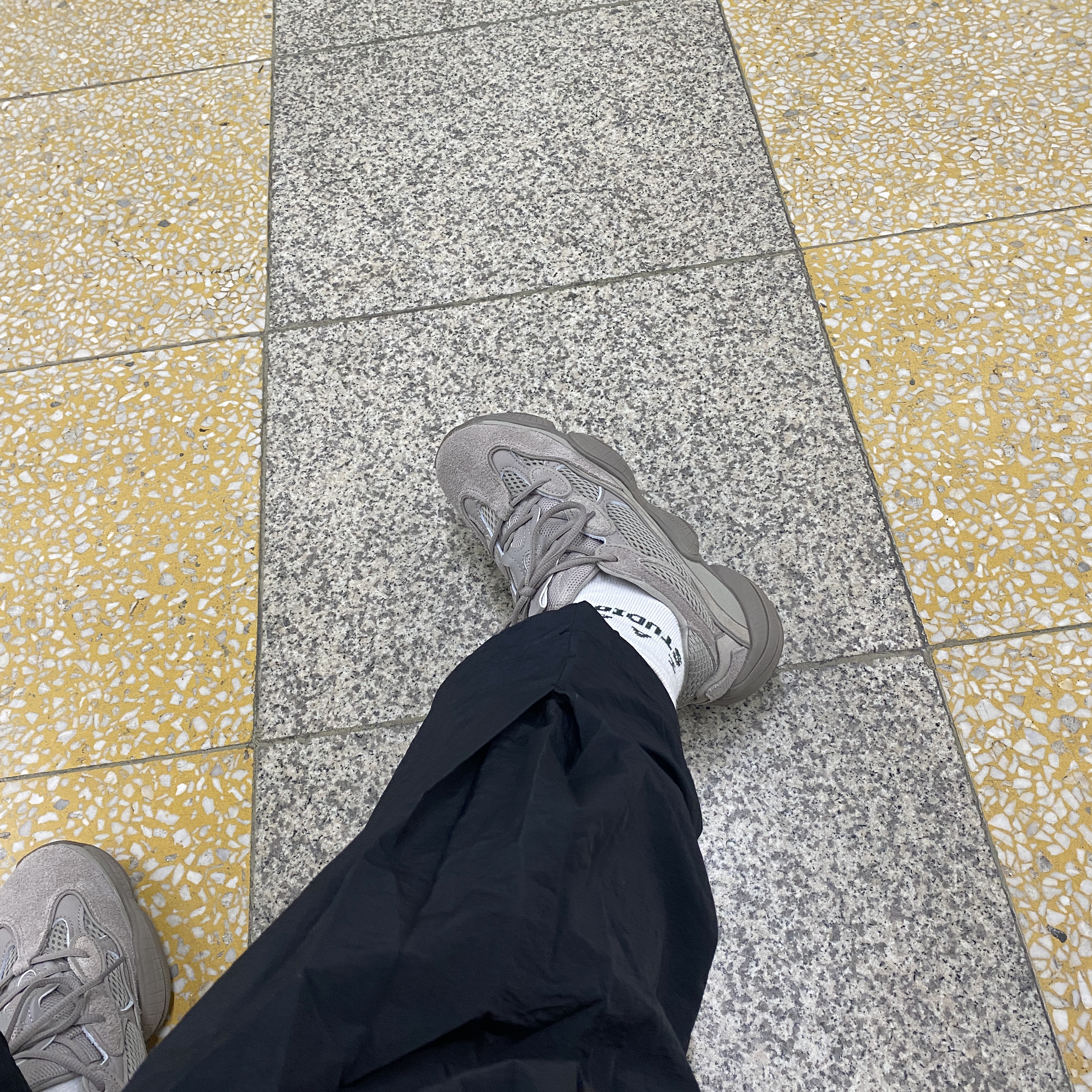 Adidas Yeezy 500 Ash Grey 착용 스타일 - 2