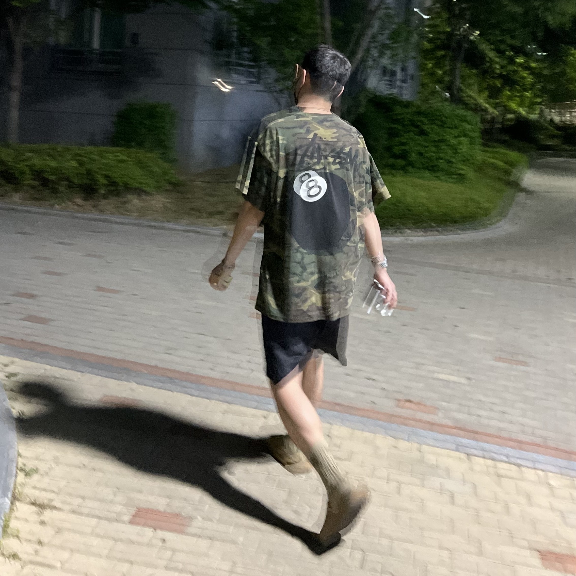 Stussy 8 Ball T-Shirt Camo, IAB Studio Summer Shorts Black 착용 스타일