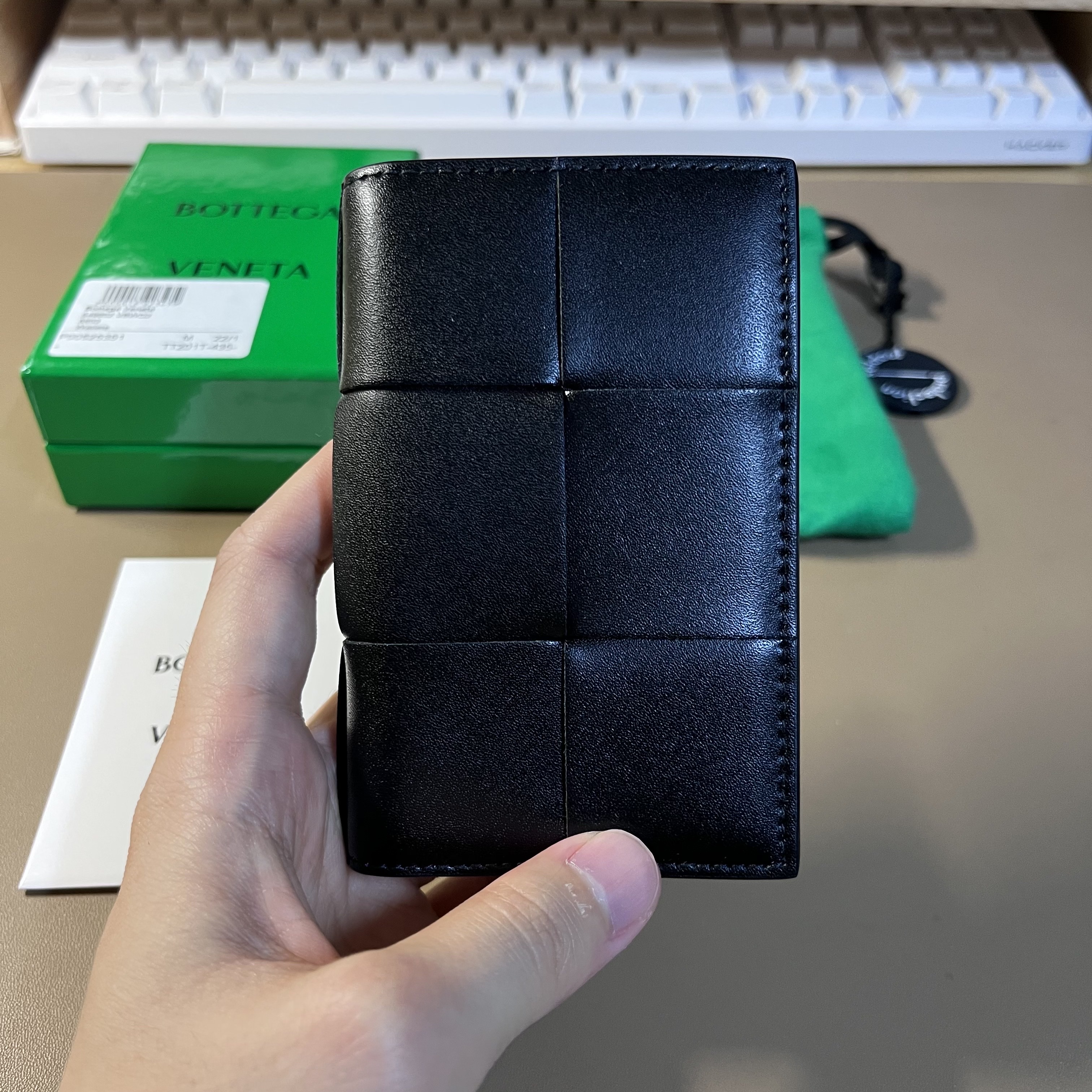 Bottega Veneta Flap Card Case Black 착용 스타일 - 2