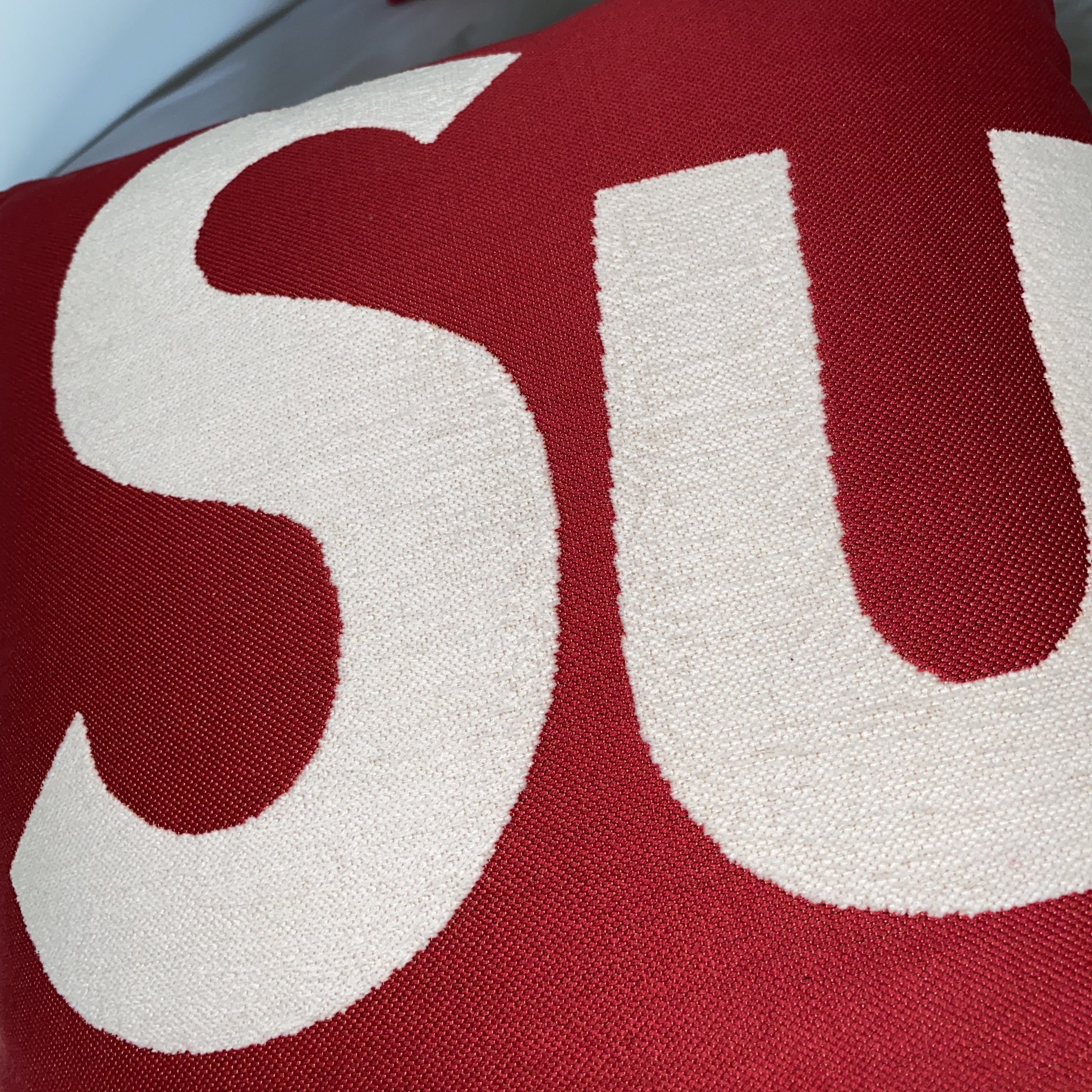 Supreme x Jules Pansu Pillows Red (Set of 3) 착용 스타일 - 3