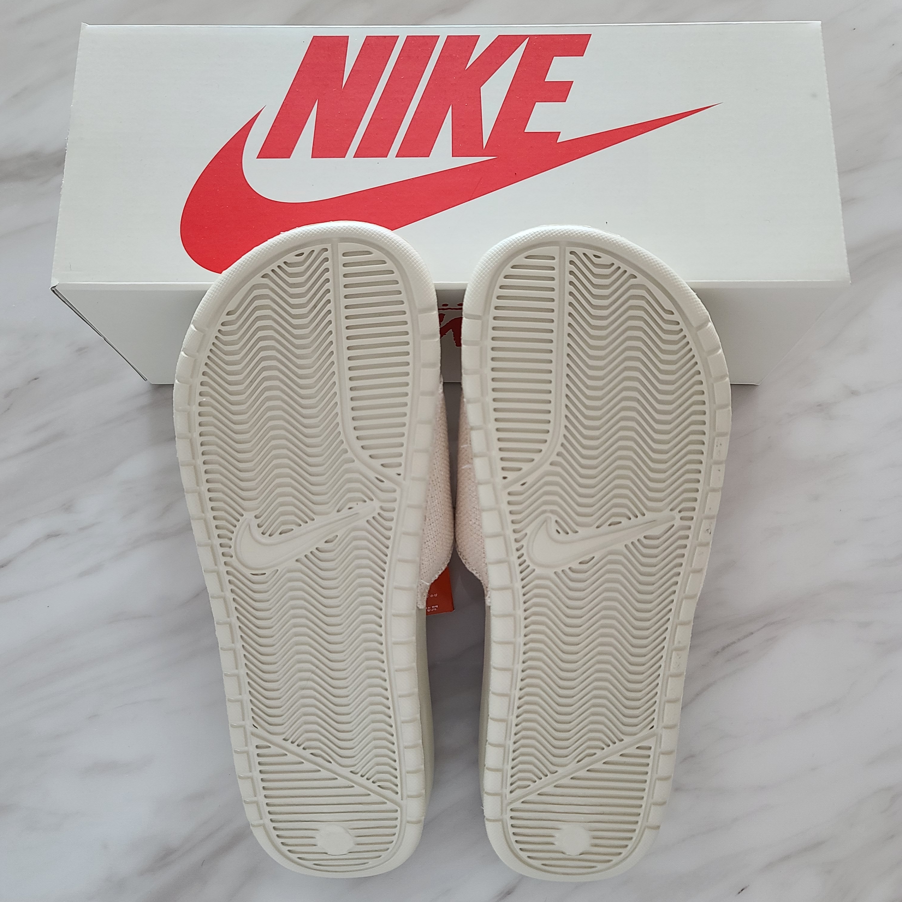 Nike x Stussy Benassi Hemp Slide Fossil Stone 착용 스타일 - 2