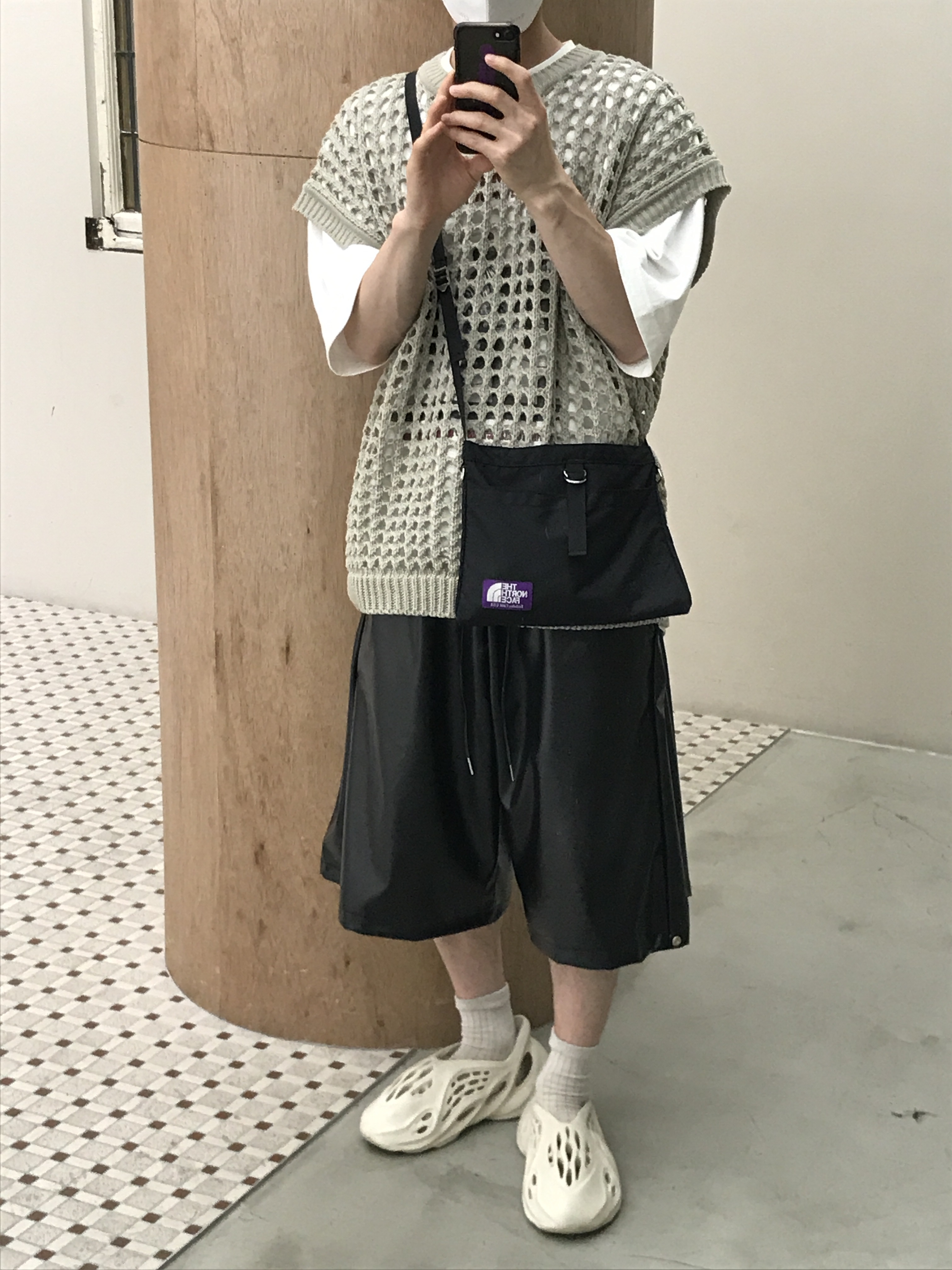 Adidas Yeezy Foam RNNR Sand 착용 스타일