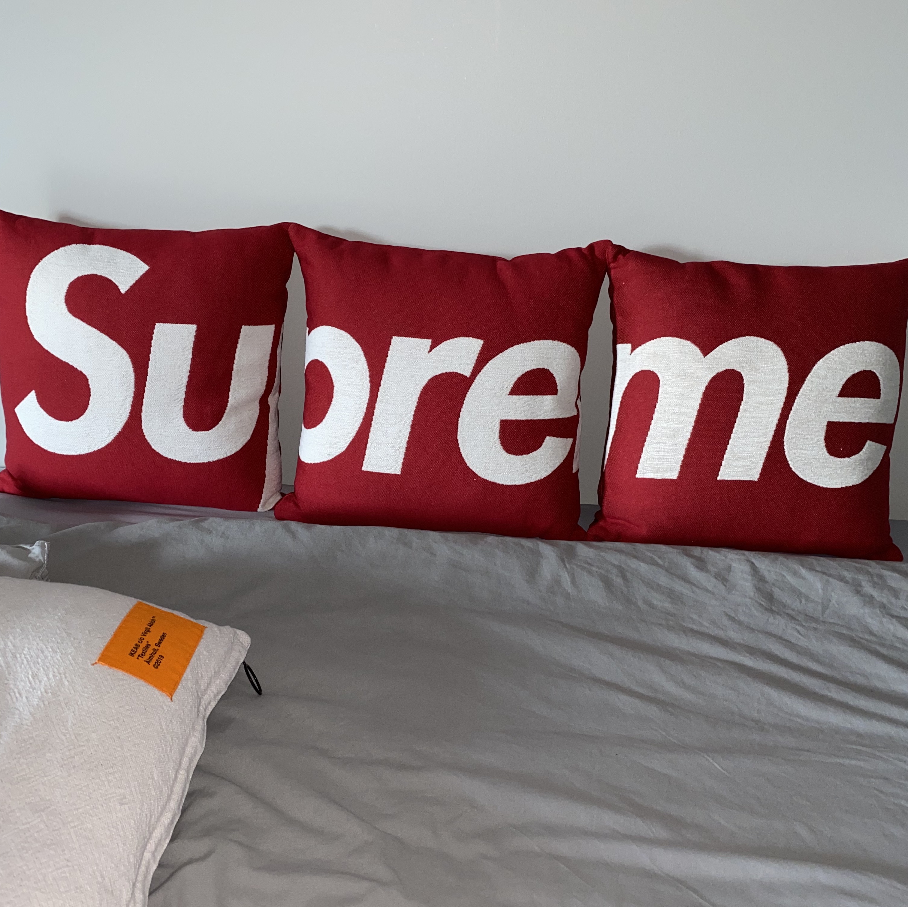 Supreme x Jules Pansu Pillows Red (Set of 3) 착용 스타일 - 1