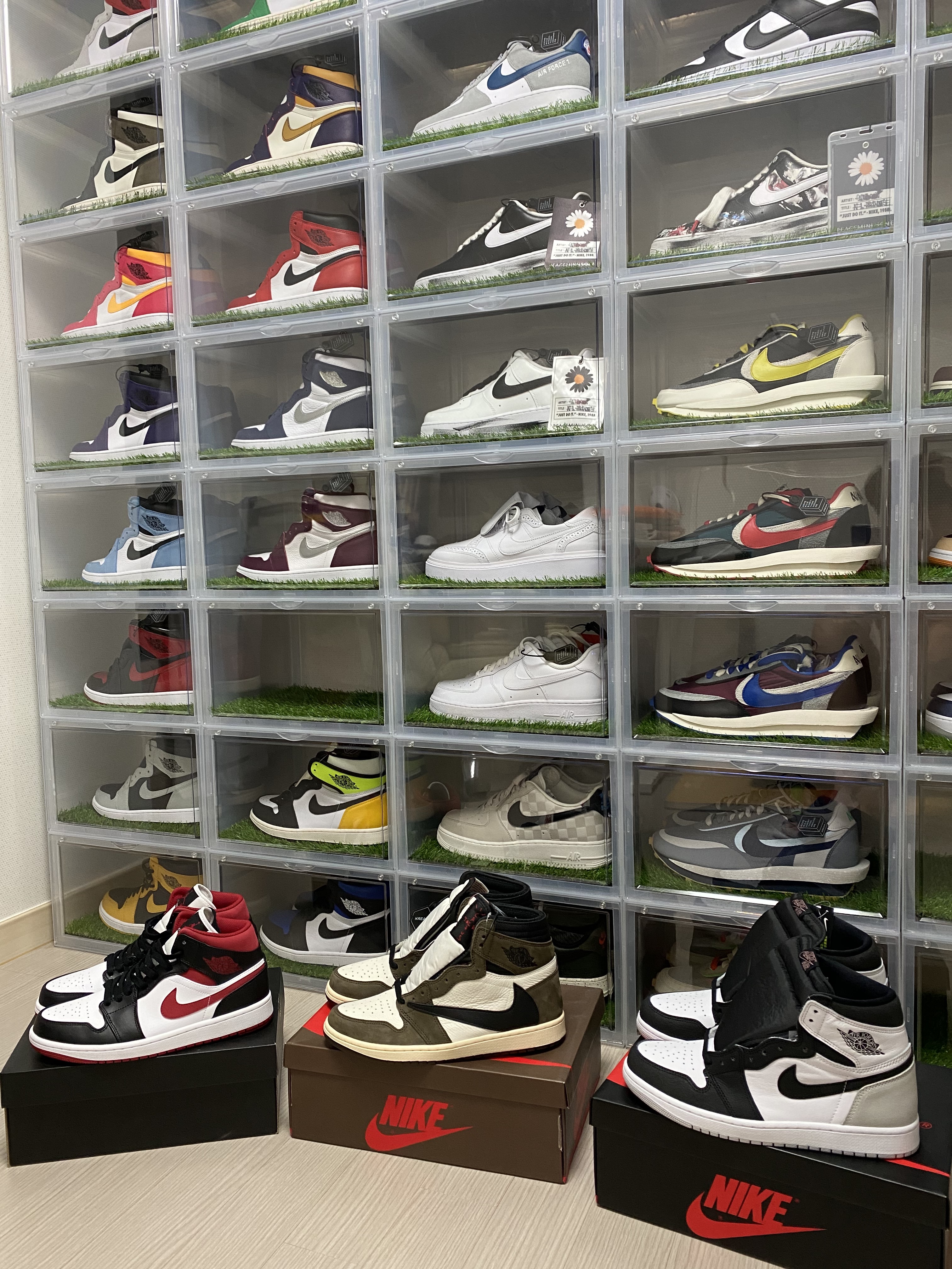 Jordan 1 x Travis Scott Retro High OG SP Mocha, Jordan 1 Mid Gym Red Black White 착용 스타일