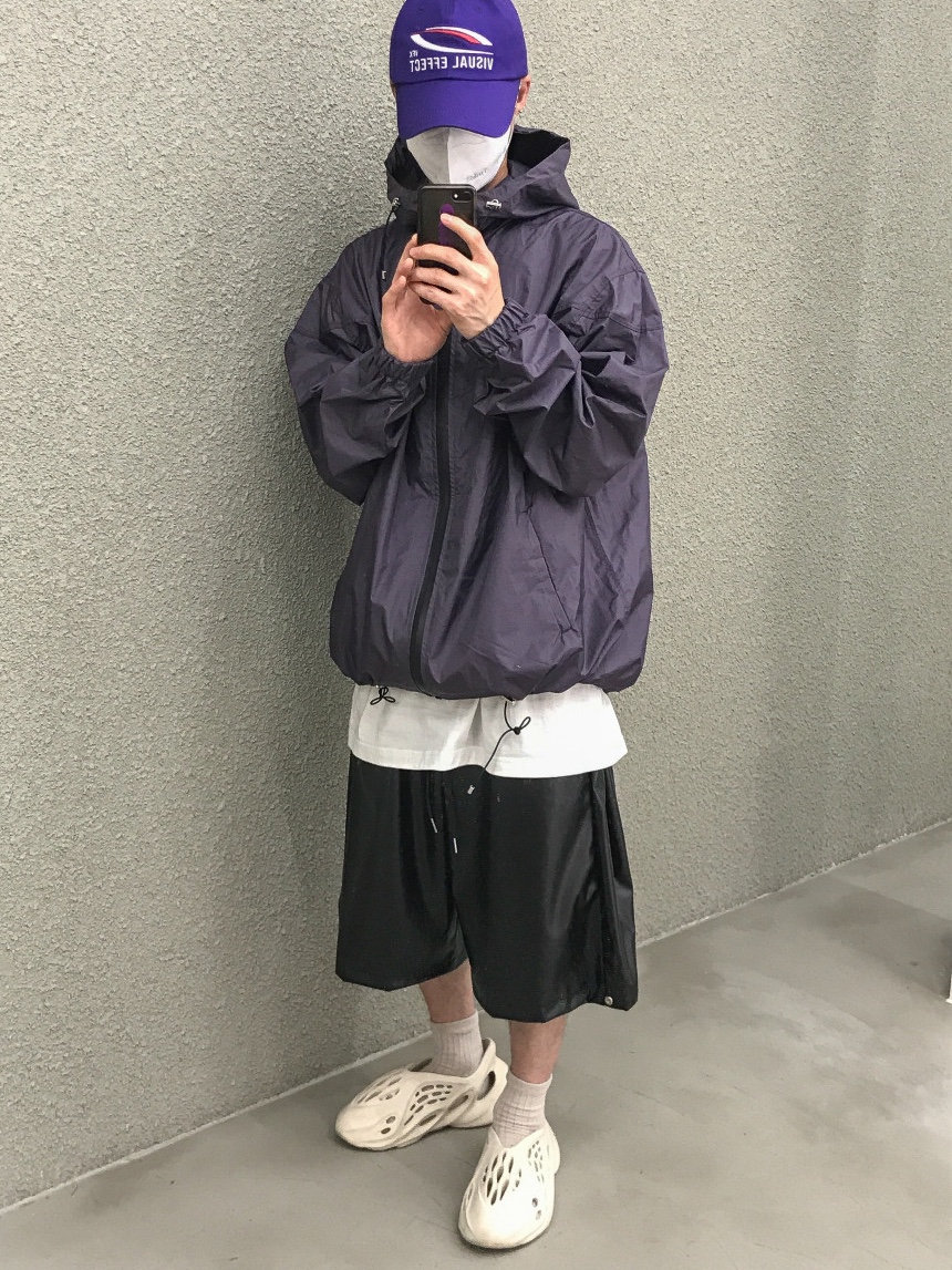 Adidas Yeezy Foam RNNR Sand 착용 스타일