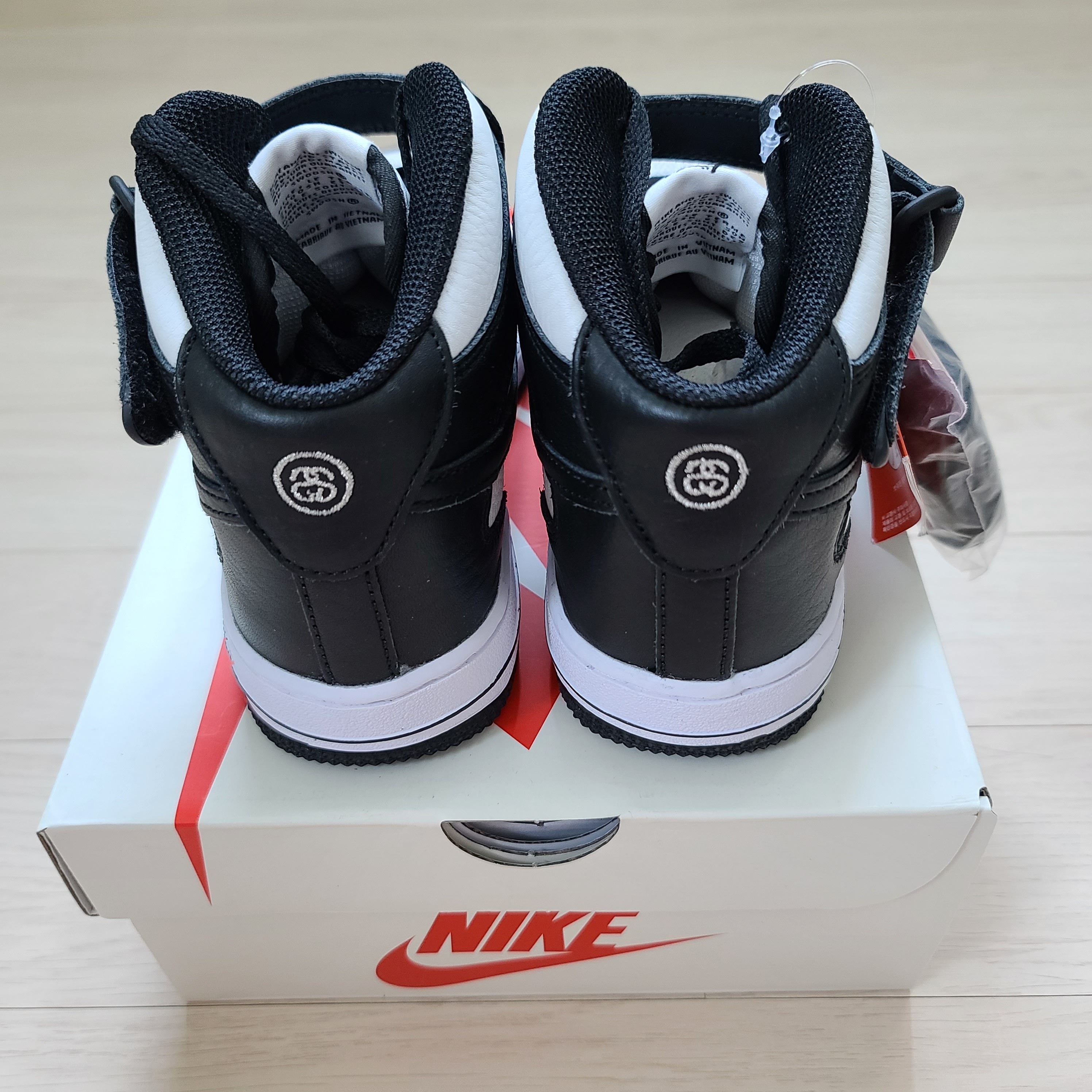 (PS) Nike x Stussy Air Force 1 '07 Mid SP Black and Light Bone 착용 스타일 - 3