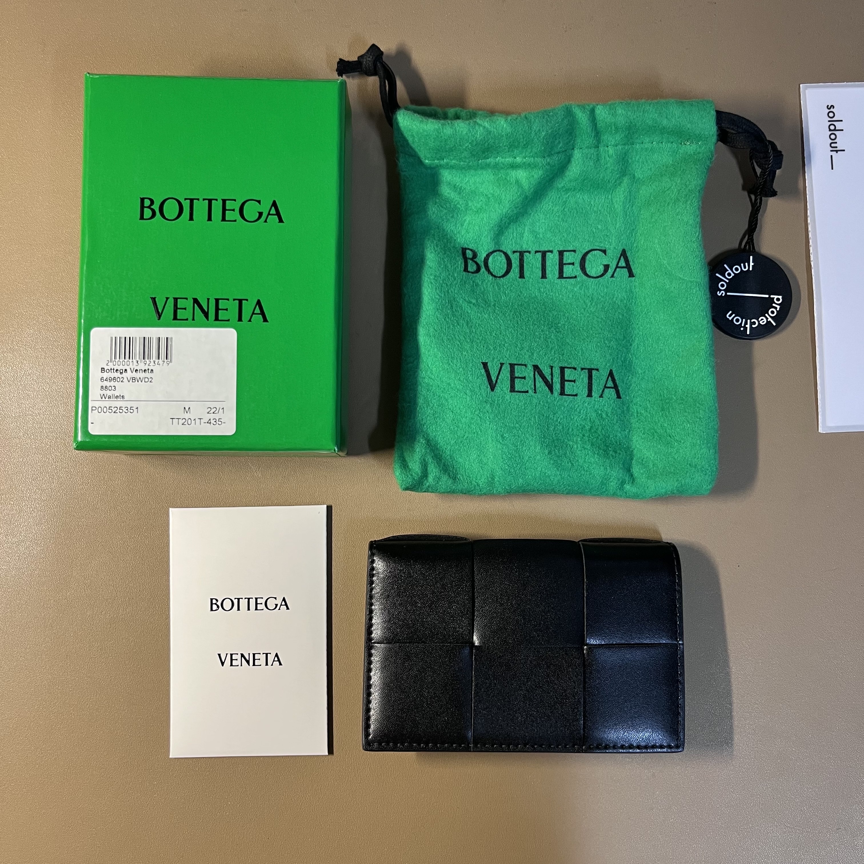 Bottega Veneta Flap Card Case Black 착용 스타일 - 1