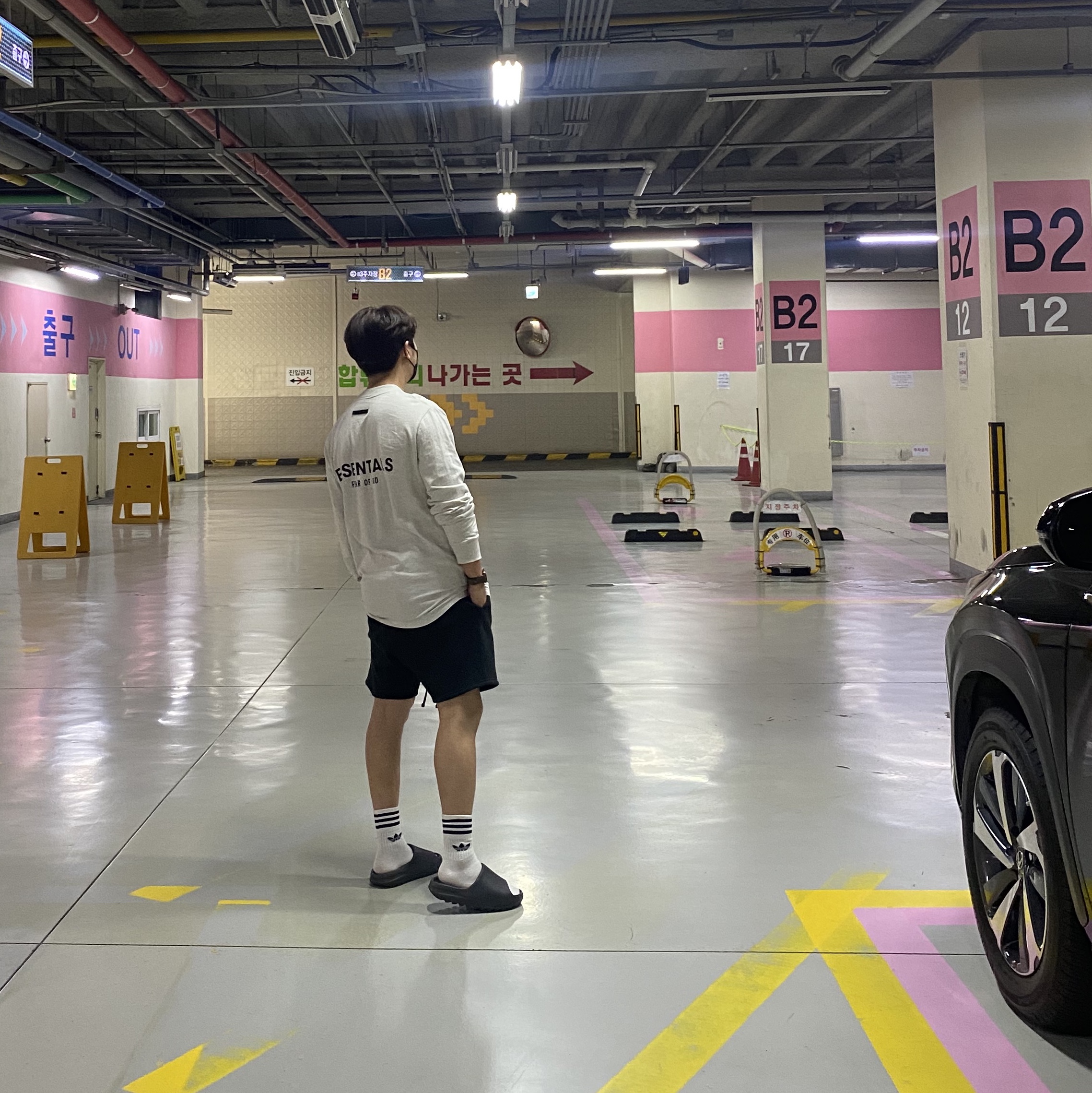 Adidas Yeezy Slide Onyx, Essentials Sweatshorts Black 2020 착용 스타일