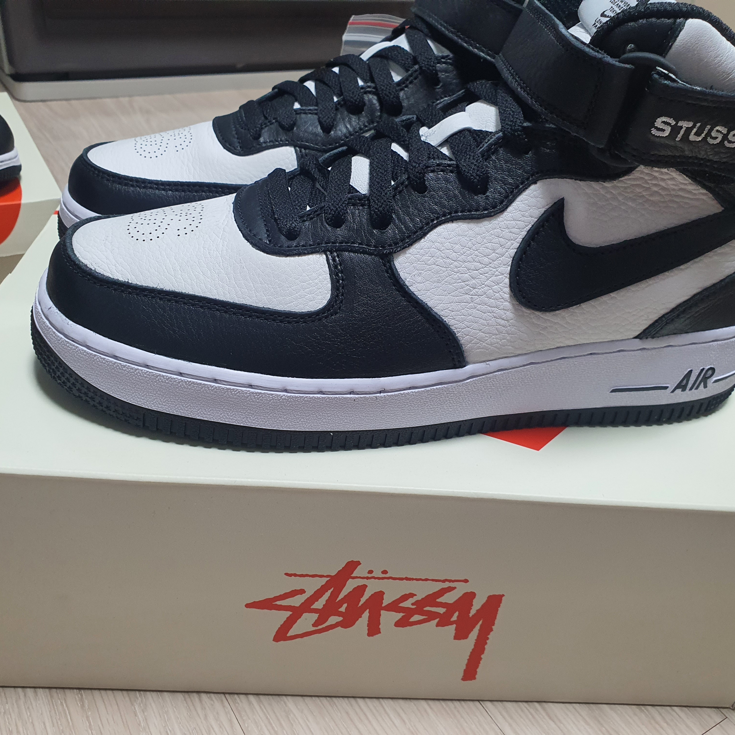 Nike x Stussy Air Force 1 '07 Mid SP Black and Light Bone, (TD) Nike x Stussy Air Force 1 '07 Mid SP Black and Light Bone 착용 스타일 - 5
