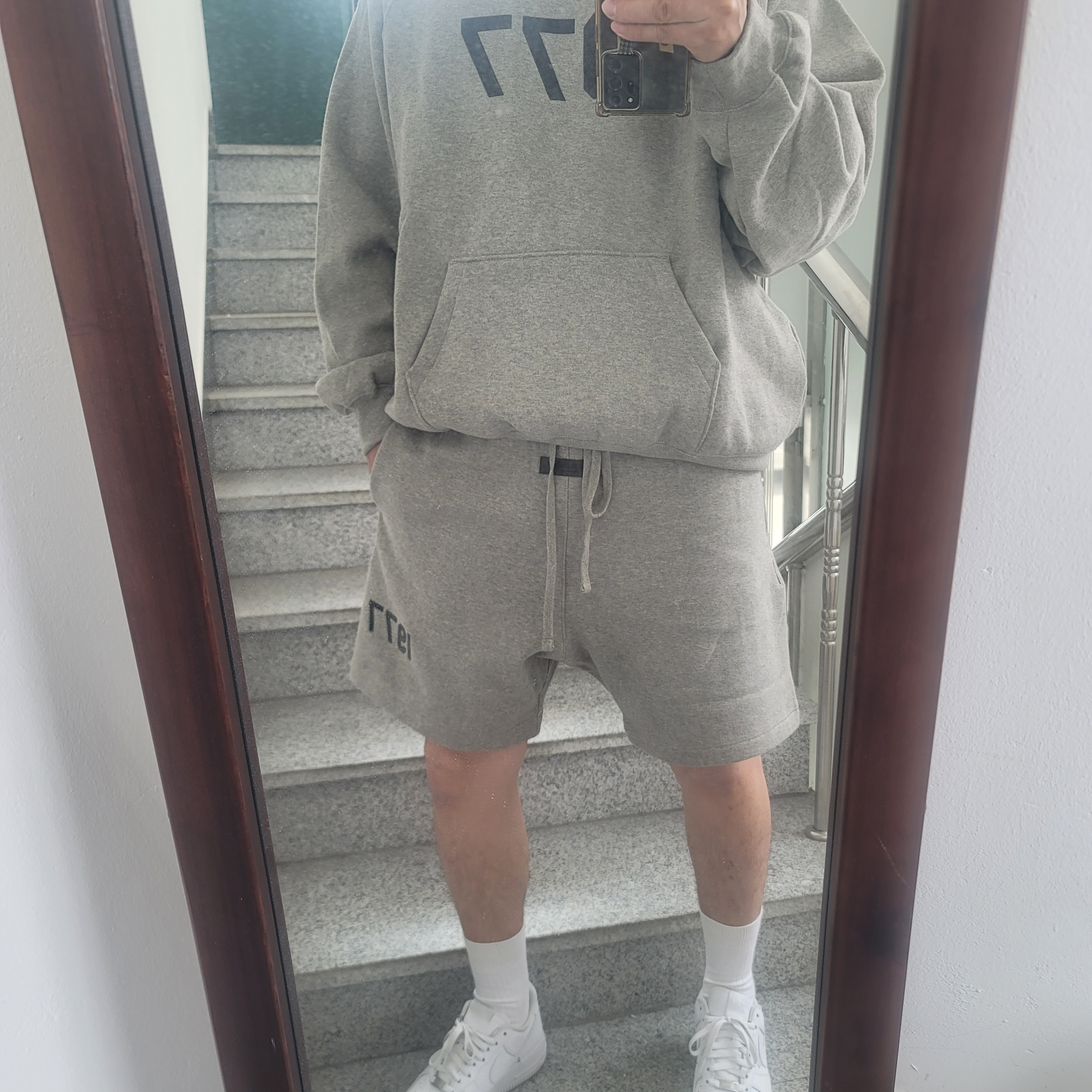 Essentials 1977 Shorts Dark Oatmeal - 22SS, Essentials 1977 T-Shirt Dark Oatmeal - 22SS 착용 스타일 - 2