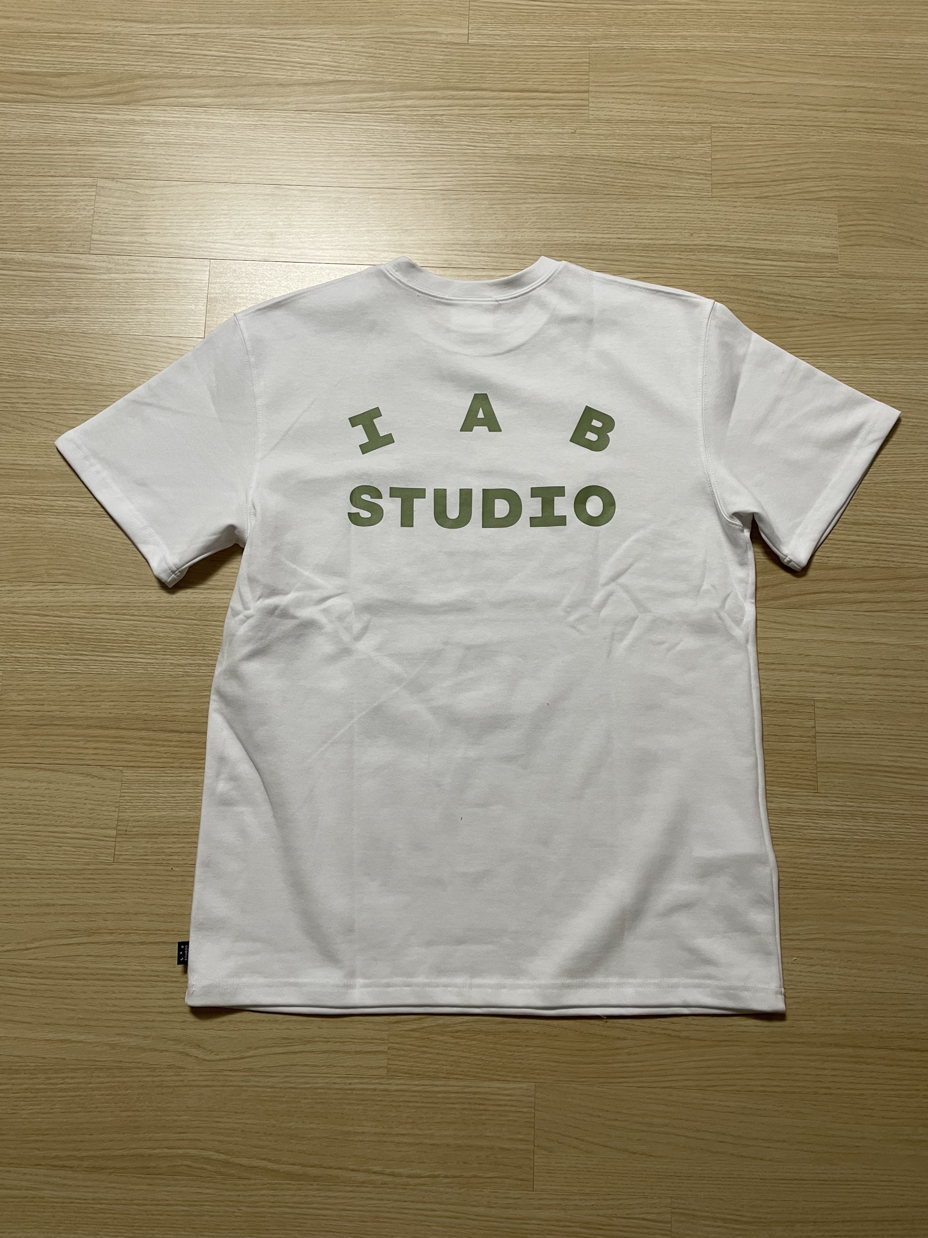 IAB Studio T-Shirt White Light Green 착용 스타일 - 1